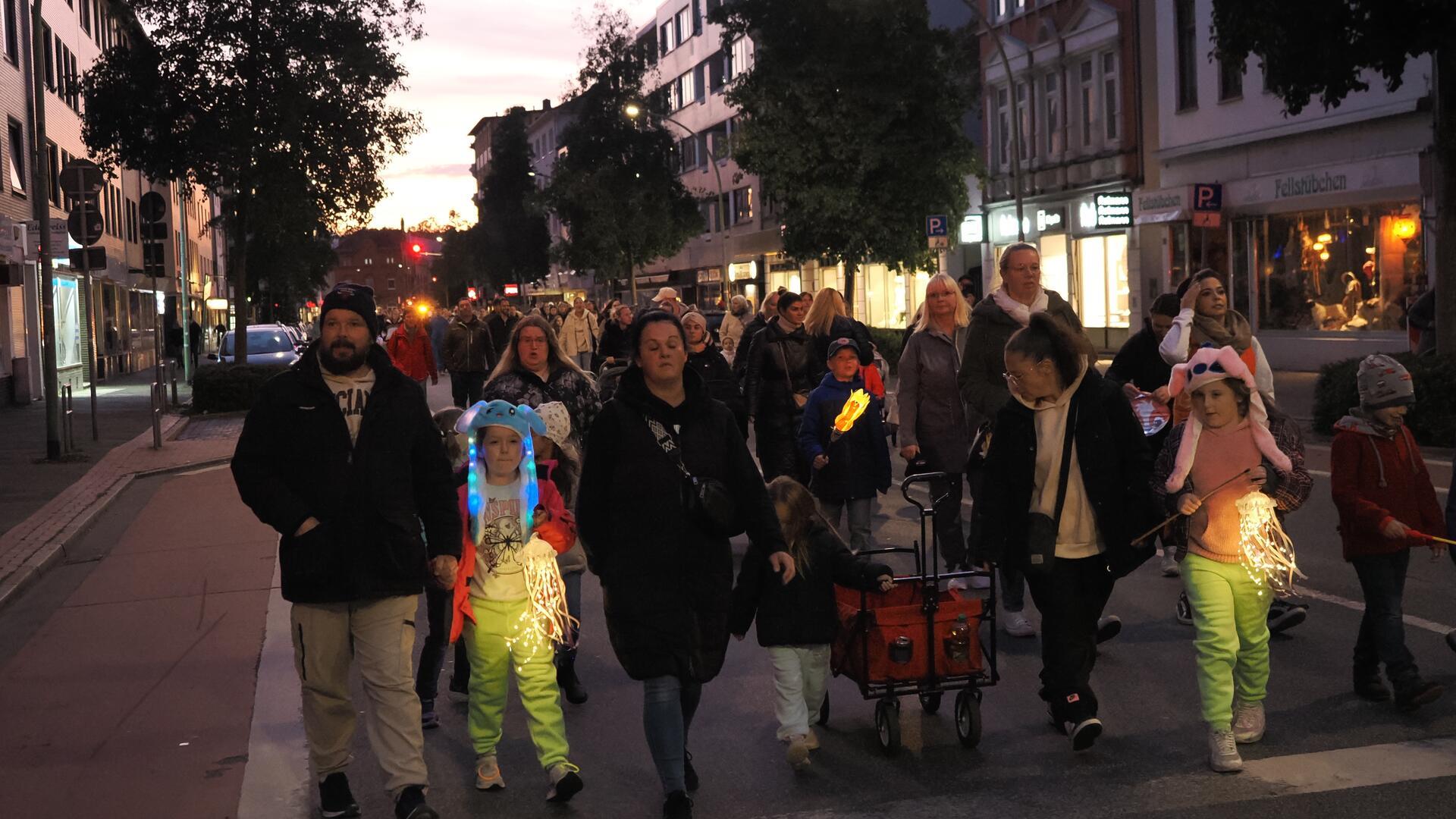 Teilnehmer laufen mit ihren Laternen durch Geestemünde.