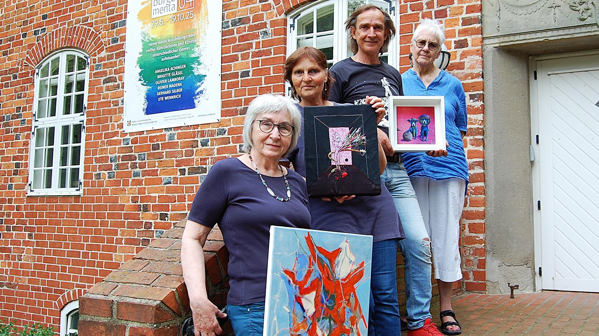 Präsentieren ihre Kunst im Rahmen der Ausstellungsreihe "burgomenta 04" in der Burg Hagen: Von links) Brigitte Gläsel, Angelika Achinger, Olivier Lamboray und Ute Wennrich. Es fehlen Gerhard Silber und Reiner Madena. Foto: Heß