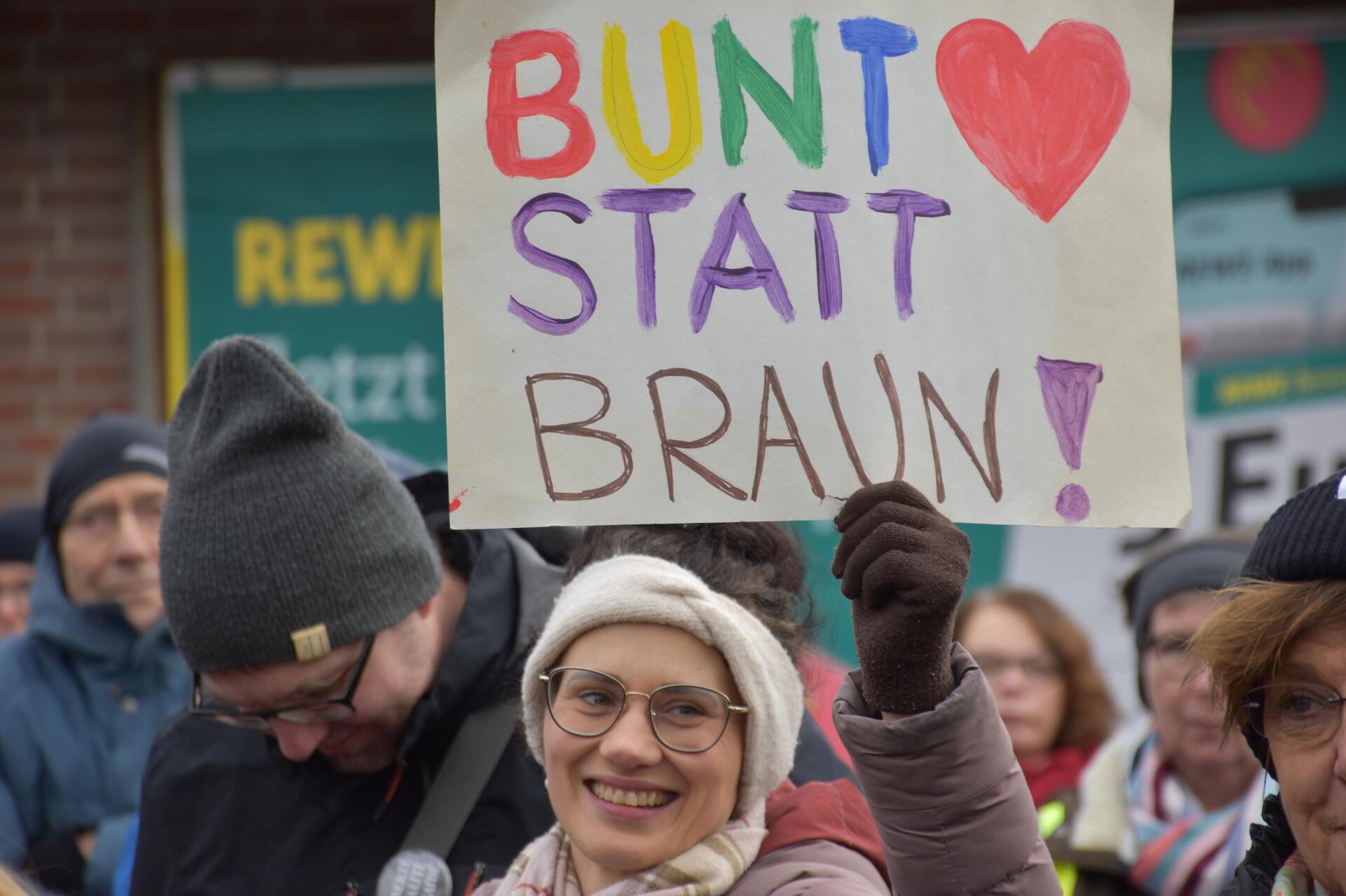 Frau mit Protestschild