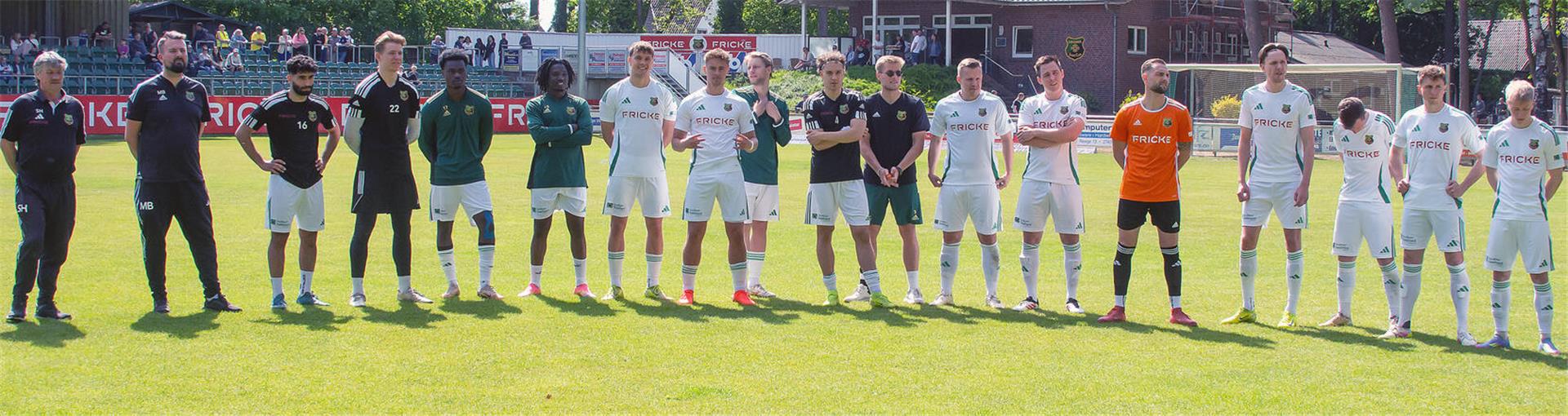 Nach 700 Pflichtspielen: HSC verabschiedet Oliver Gerken und Kevin Rehling Bei der Ehrung der beiden ausscheidenden Spieler gab es von der Mannschaft des Heeslinger SC langen und herzlichen Beifall für die langjährigen Mitspieler.