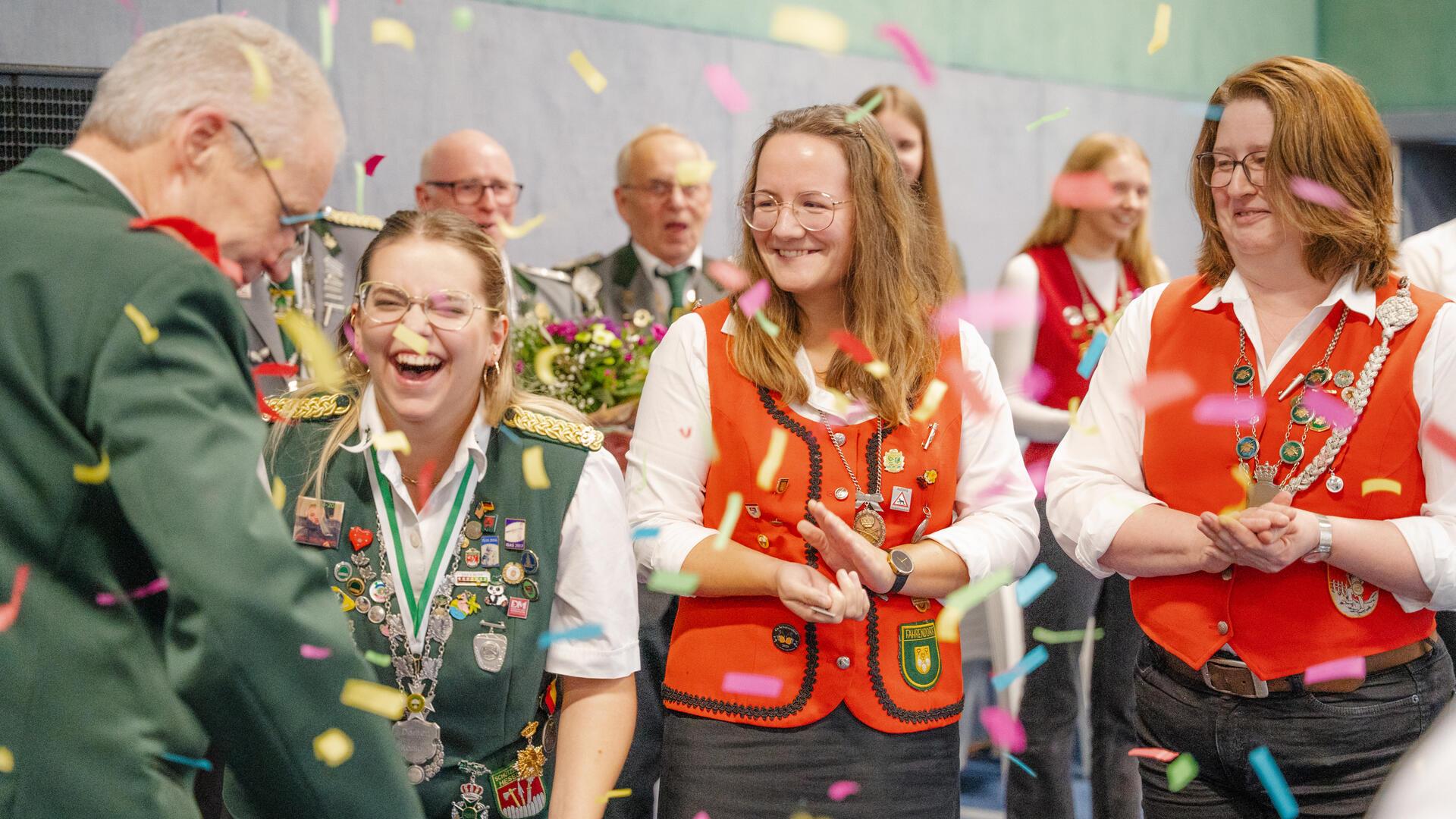 Bei der Ehrung von Samirah Branigan (links) für ihren Erfolg bei den Landesmeisterschaften wurde sogar eine Konfetti-Kanone abgefeuert. 