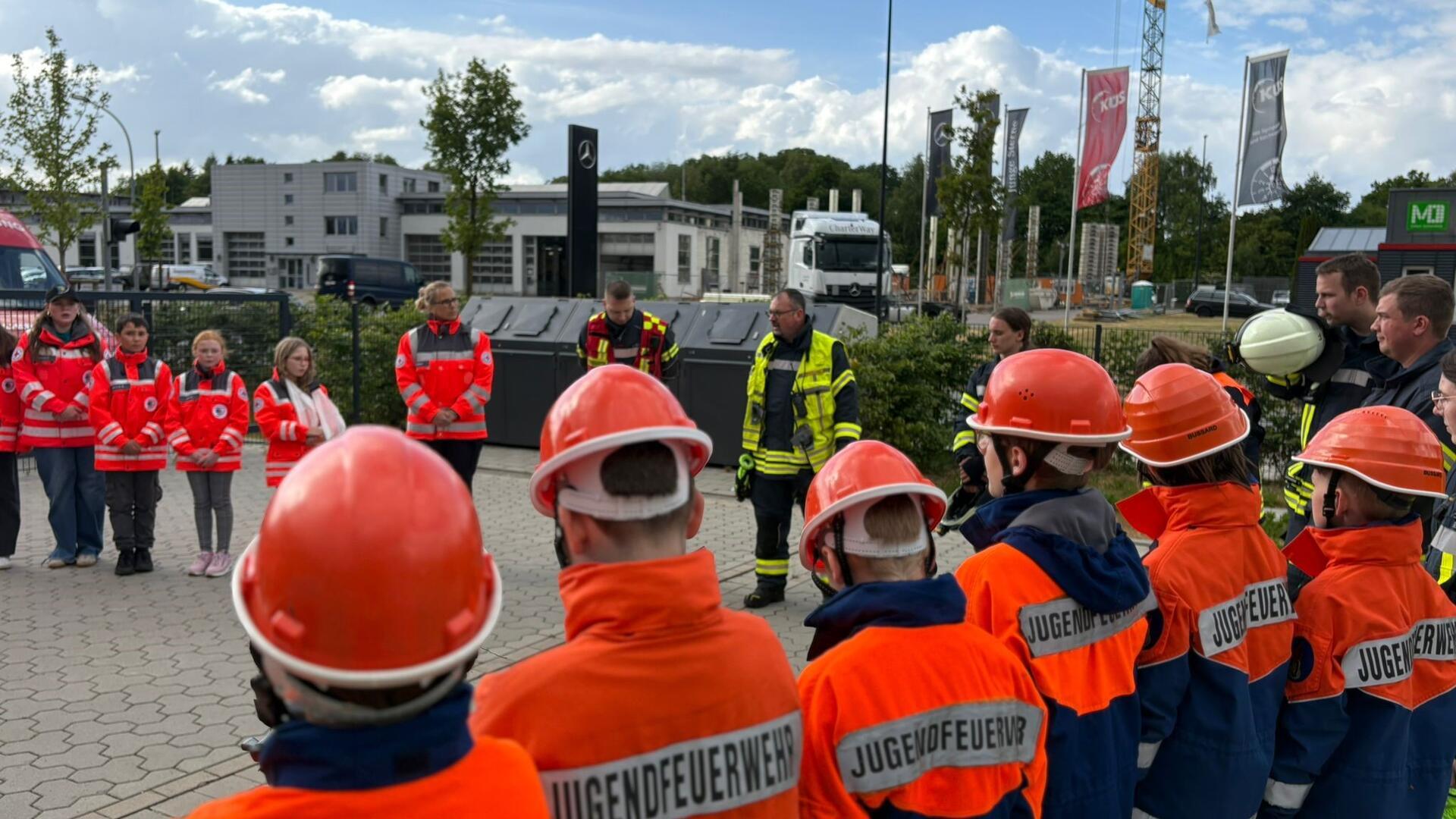 Die jungen Retter vom Roten Kreuz und der Jugendfeuerwehr treten zur Übung an.