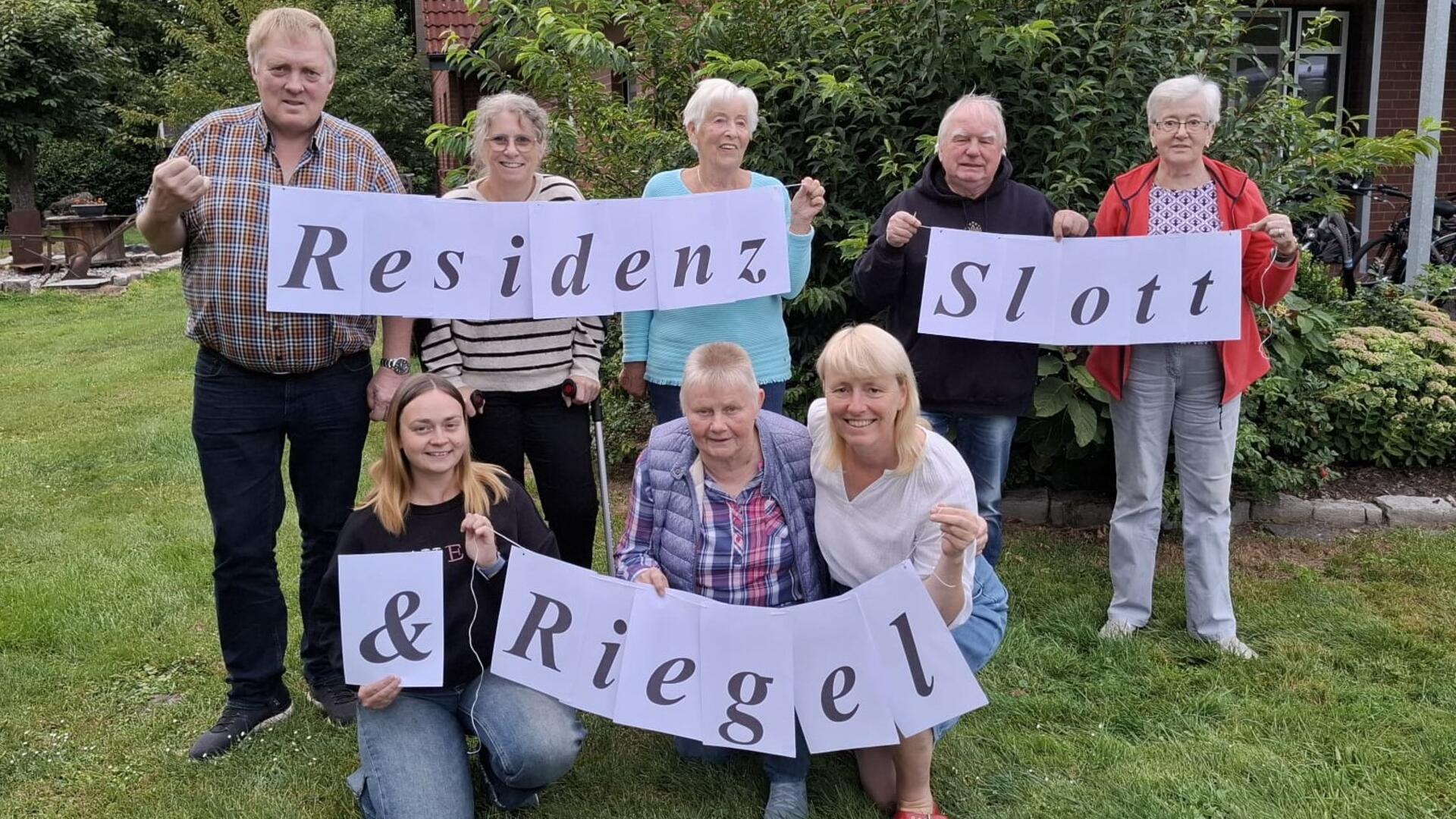 Bei der Heimatbühne Karlshöfen laufen seit einigen Wochen die Proben auf Hochtouren. Auch erste Reservierungen trudeln ein. Unser Foto zeigt Horst Grodewald (hinten von links), Susanne Böttjer, Marlene Hölling, Ernst Stelljes und Brita Tietjen sowie vorne von links: Katharina Buchholz, Irma Langer und Nicole Bischoff.