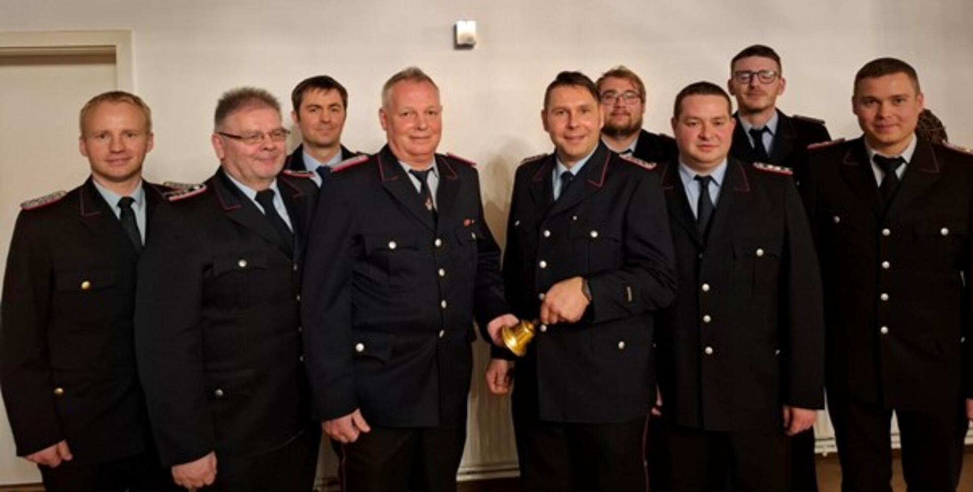 Gruppenfoto einer Feuerwehr, die Kameraden sind in schwarzer Uniform: Bei der Jahresdienstversammlung der Freiwilligen Feuerwehr Nartum wurden nicht nur neue Führungskräfte gewählt, sondern auch die Einsätze und gesellschaftlichen Aktivitäten des Jahres gewürdigt. Das Foto zeigt (von links): Abschnittsleiter Hennig Herzig, Stefan Borchers, Jan-Hendrik Tetzlaff, Hans Dieter Stemmann, Marco Helmers, Tom Stührmann, Sören Baske, Dennis Hollwedel und Sascha Ortmann.