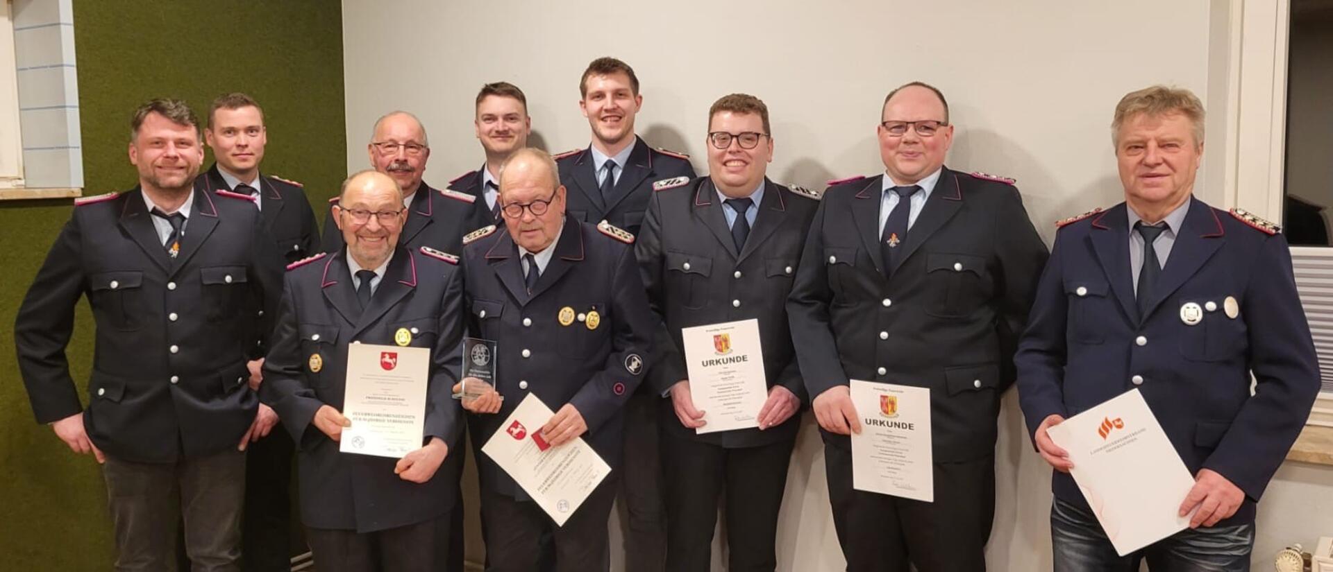 Die Feuerwehr Wiersdorf mit den Jubilaren und Beförderten