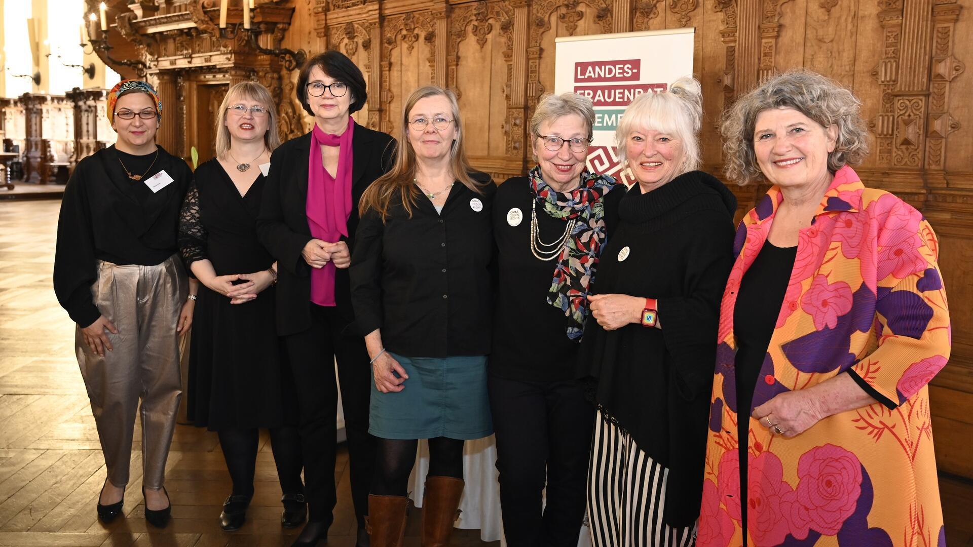Bei der Preisverleihung (von links): Rania Enan (Beisitzerin Landesfrauenrat Bremen), Antje Jess (1. Vorsitzende Landesfrauenrat Bremen), Senatorin Claudia Bernhard, Andrea Türk (Omas gegen Rechts, Ortsgruppe Bremerhaven), Renate Witzel-Diekmann (Omas gegen Rechts, Ortsgruppe Bremen), Ruth Johann (Omas Gegen Rechts, Ortsgruppe Bremen-Nord) und die Landesfrauenbeauftragte Bettina Wilhelm.