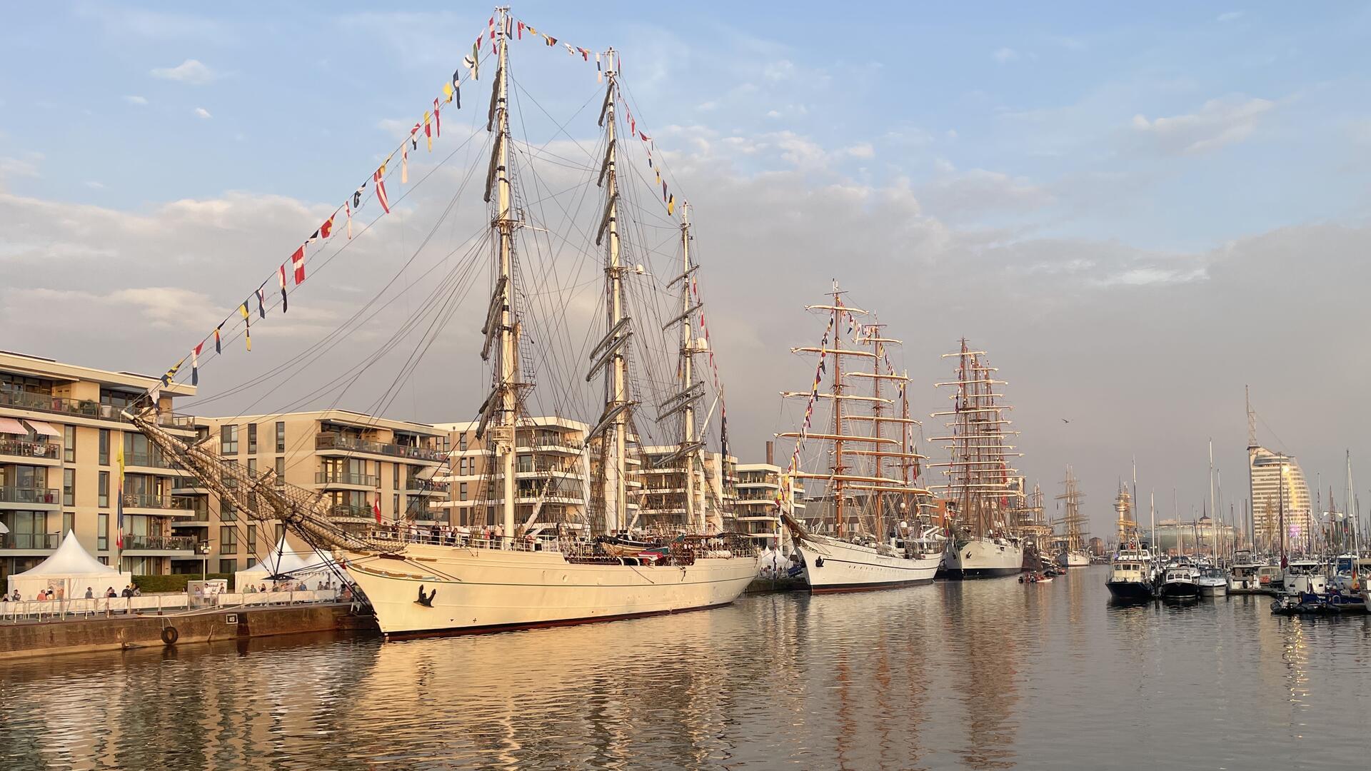 Viele Schiffe liegen im Hafen von Bremerhaven.
