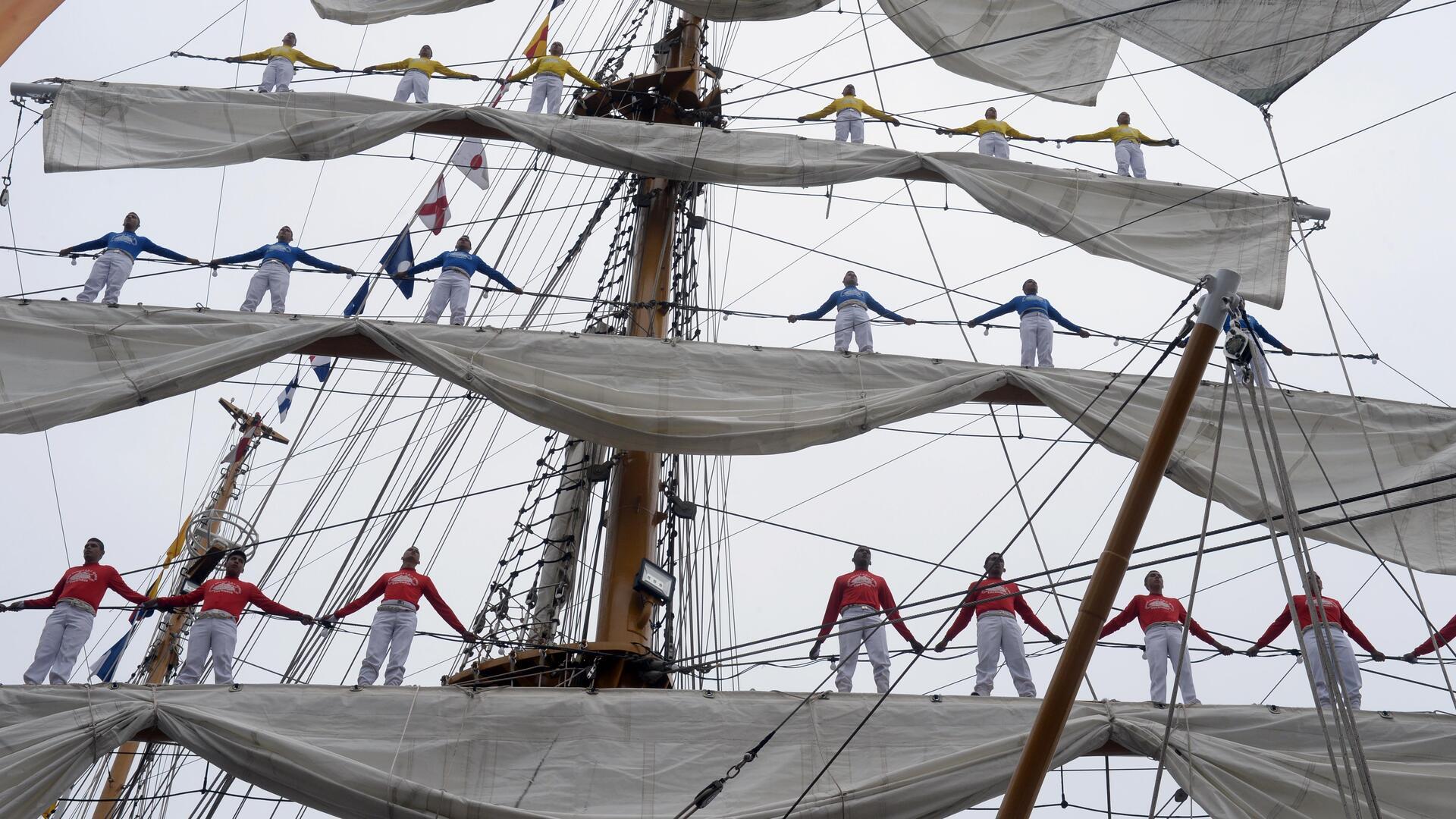 Männer stehen auf den Rahen eines Segelschiffs. Bei der Sail im August wird die Polizei ihre Kameras für die Videoüberwachung aufstellen. 