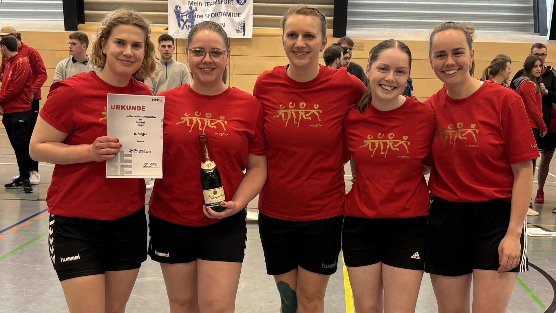 Bei der Siegerehrung konnte das Team schon wieder lächeln und sich über Platz 6 bei den Deutschen Meisterschaften freuen (von links): Jenny Rothfischer, Alina Trompeter, Thea Heppner sowie Julina und Laura Ehlert.