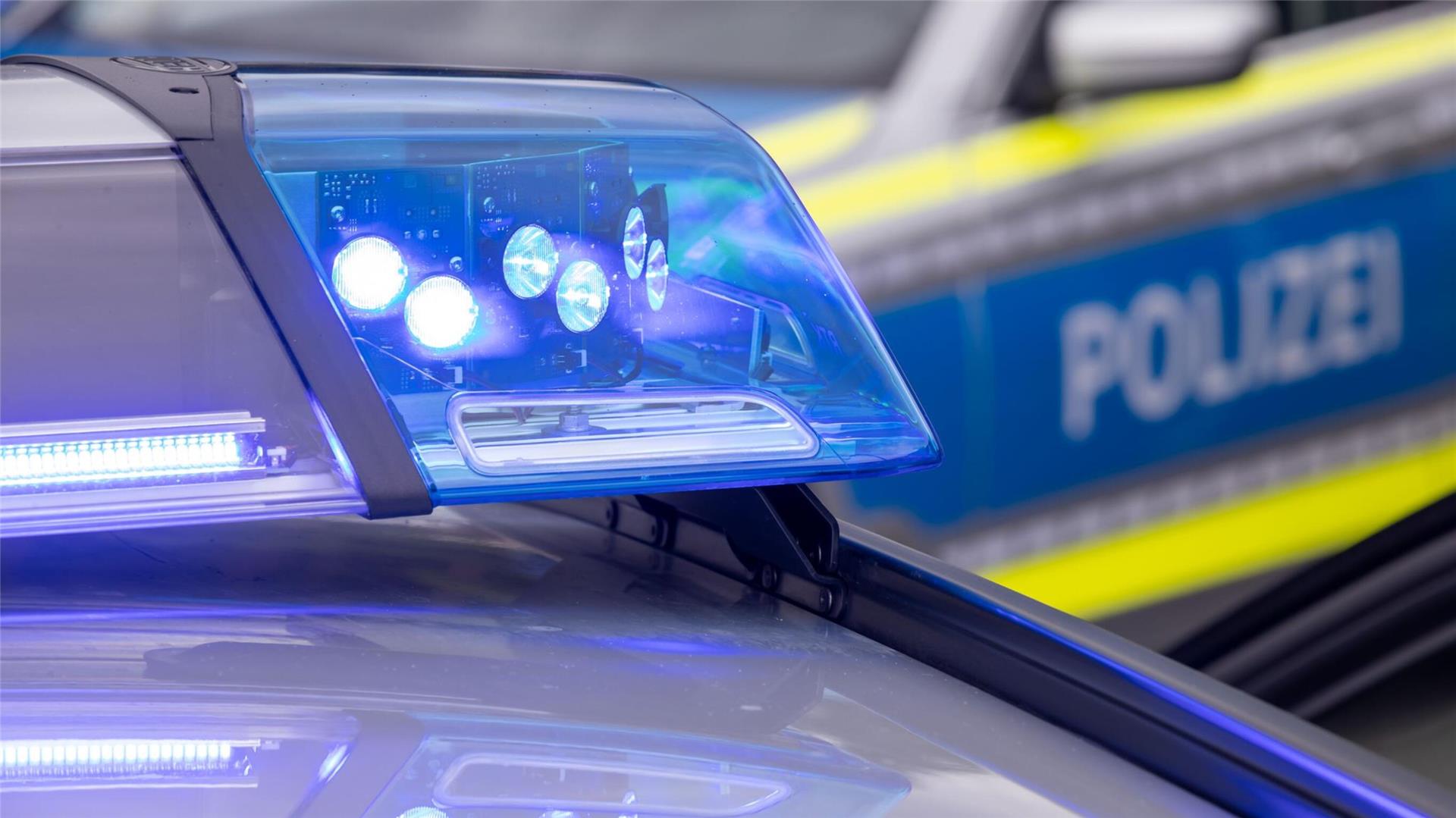 Ein Blaulicht auf dem Dach eines Polizeifahrzeugs.