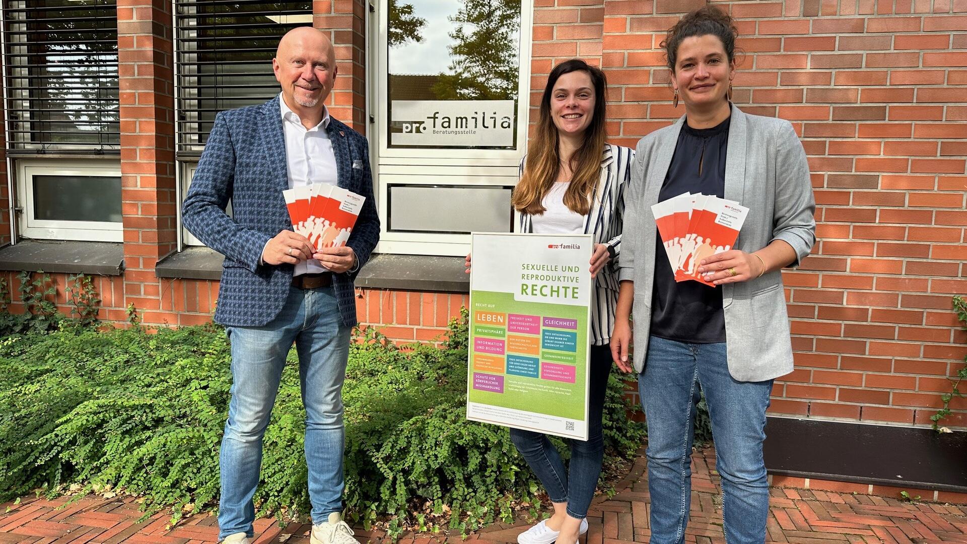 Bei einem Pressetermin übergaben die Stellenleiterin Isabel Otto und die in Bremervörde tätige Beraterin, Sozialarbeiterin Rebecca Lehr, Bürgermeister Michael Hannebacher den Jahresbericht für 2024.