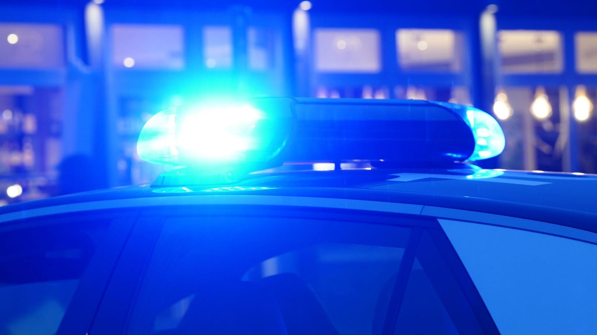 Ein Streifenwagen der Polizei steht mit eingeschaltetem Blaulicht an einem Einsatzort. Bei einem Verkehrsunfall auf der Grimsbystraße sind am Montag vier Fahrzeuge beteiligt. Der Unfall geht glimpflich aus, der Schaden beläuft sich laut Polizei auf rund 45.000 Euro.