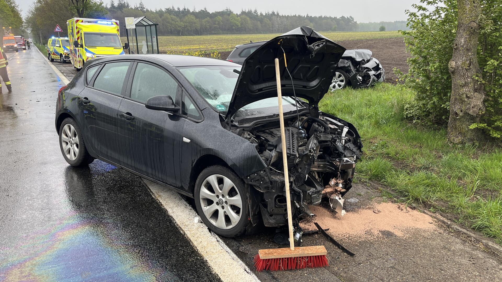 Bei einem schweren Unfall in Hagen wurden am Donnerstagmorgen zwei Frauen verletzt. An beiden beteiligten Autos entstand Totalschaden. 