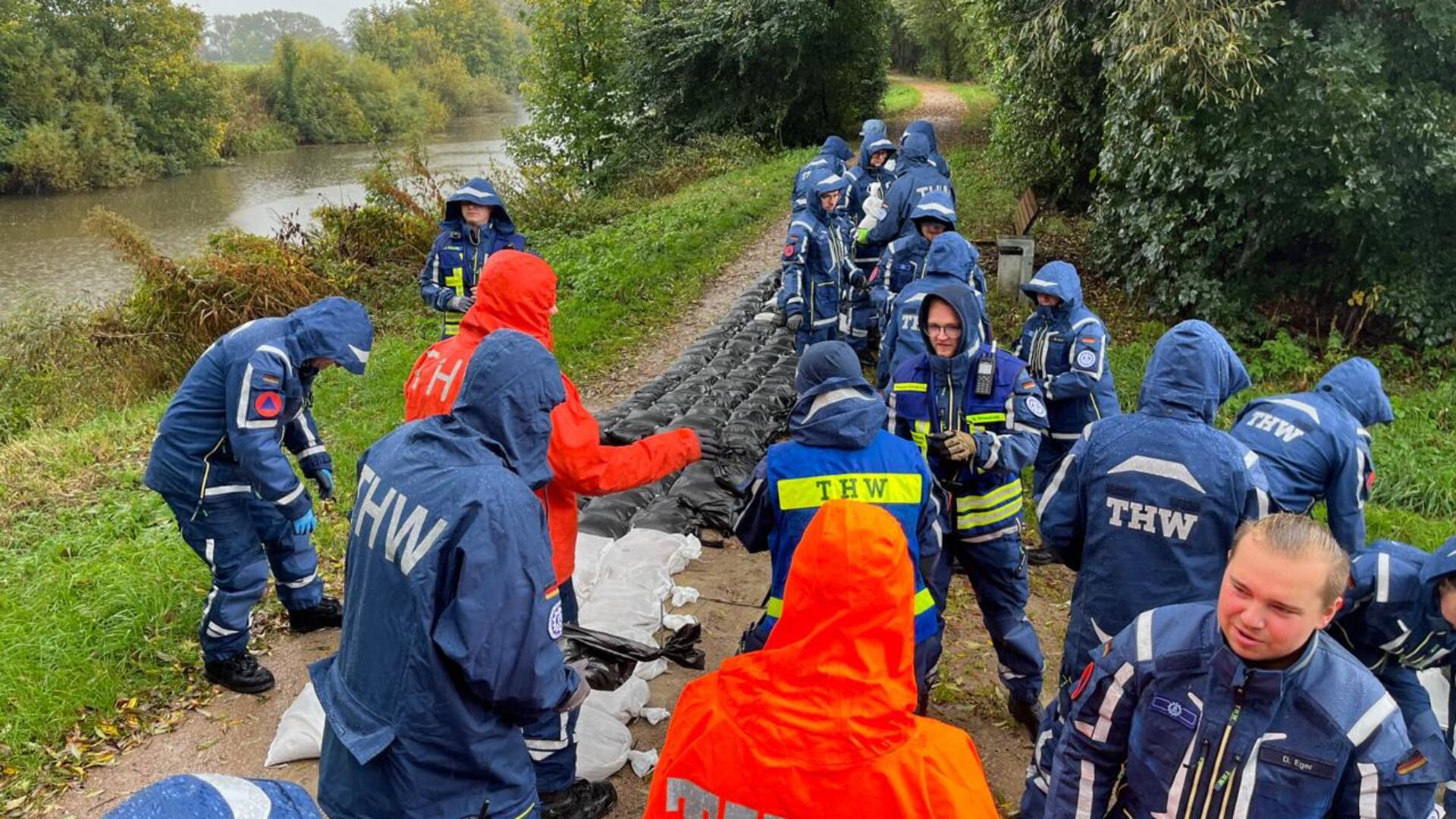 Bei einer 24-Stunden-Katastrophenschutzübung trainierte das Technische Hilfswerk in Bremerhaven den Ernstfall bei Orkan und Hochwasser.