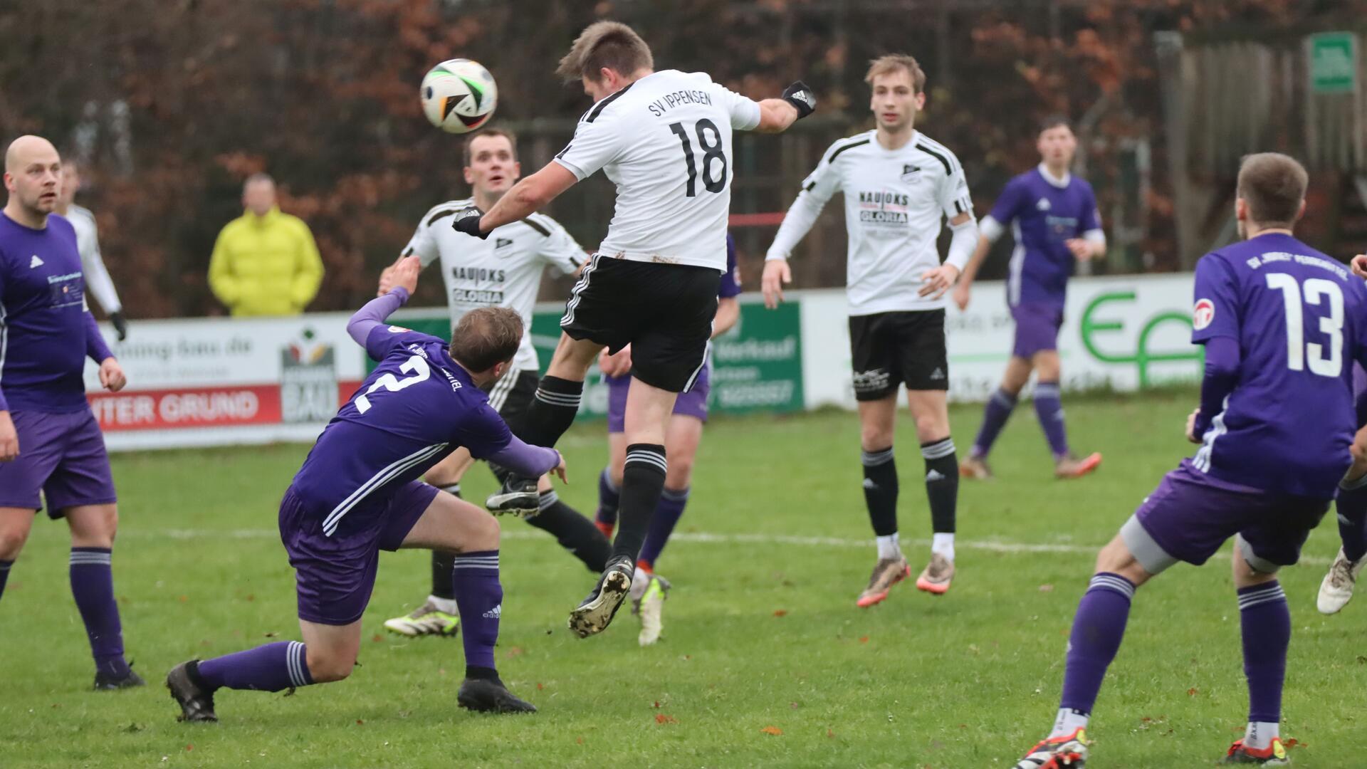 Bei ihrem Gastspiel in der Kreisstadt werden Marius Schönfeld (Nr. 18) und seine Mitspiele in der Offensive ihre Chancen konsequent nutzen müssen.