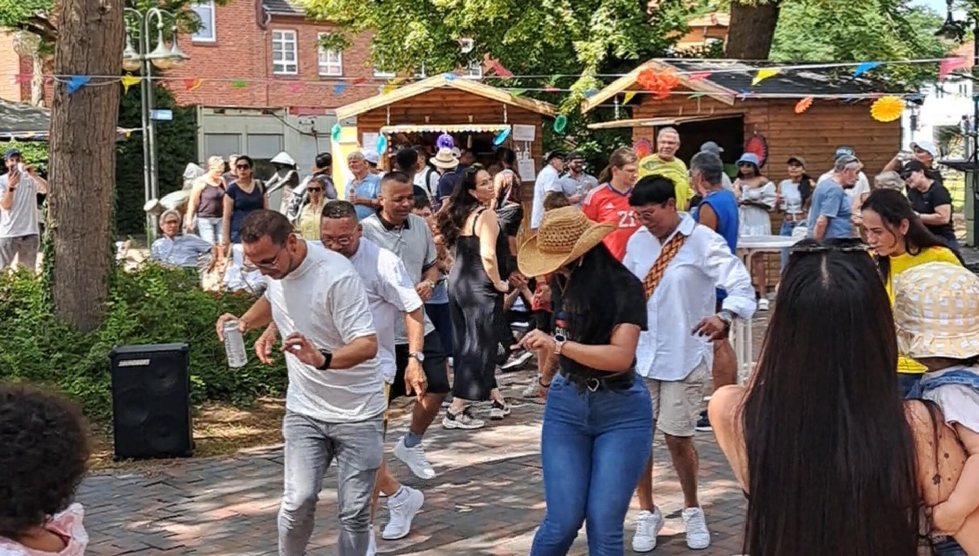 Bei sommerlichem Wetter verwandelte sich der Platz in eine lebendige Kulisse aus Musik, Tanz und guter Laune.