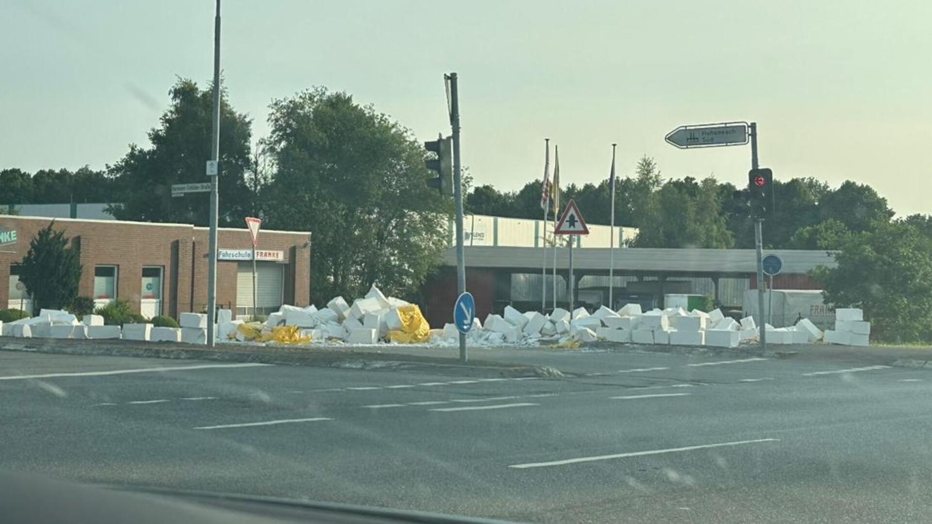 Beim Abbiegen auf die Bundesstraße verlor der Lkw einen Großteil seiner Ladung. 