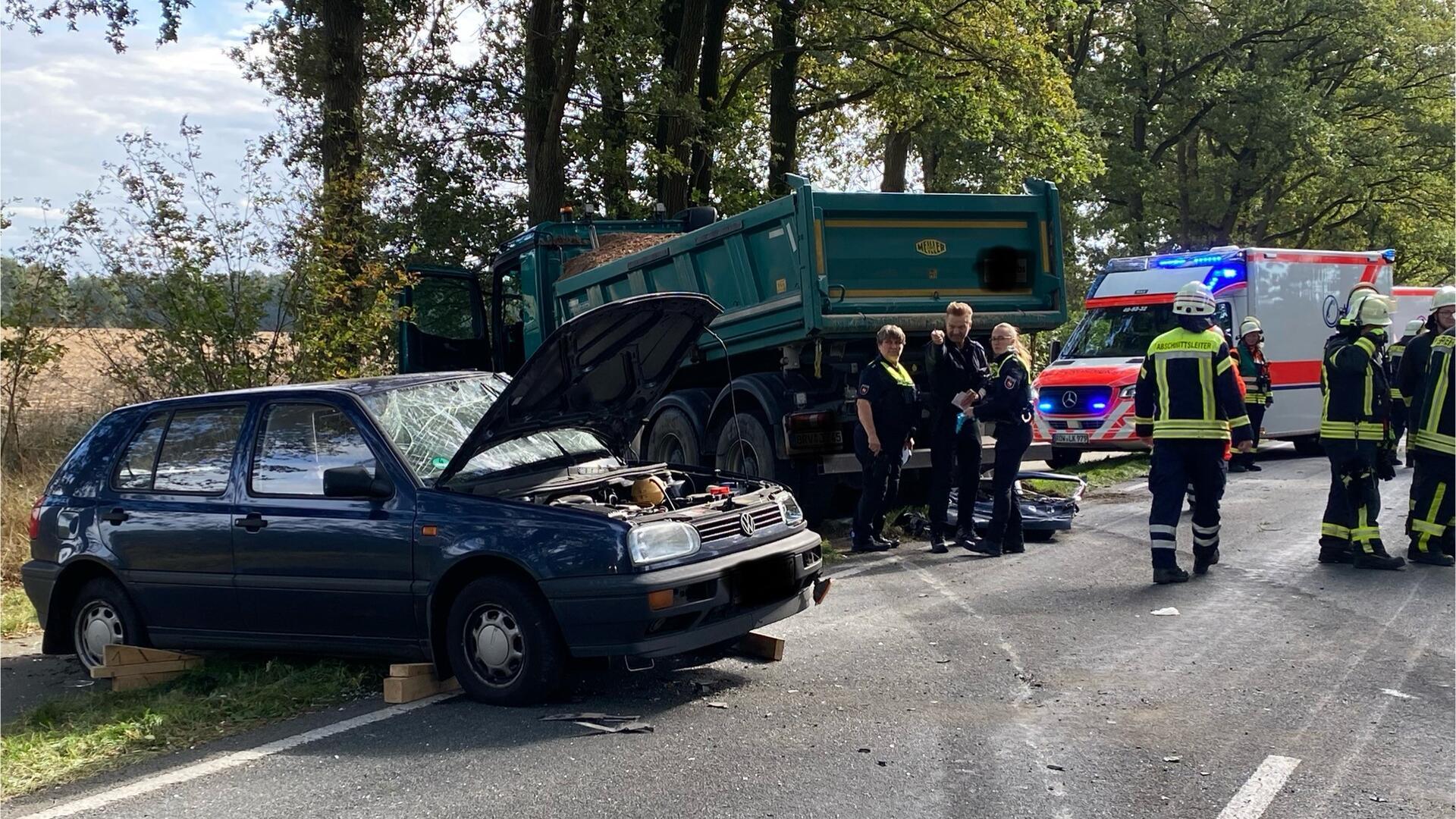 Beim Abkommen von der Straße kollidierte der Lkw mit einem entgegenkommenden VW Golf.