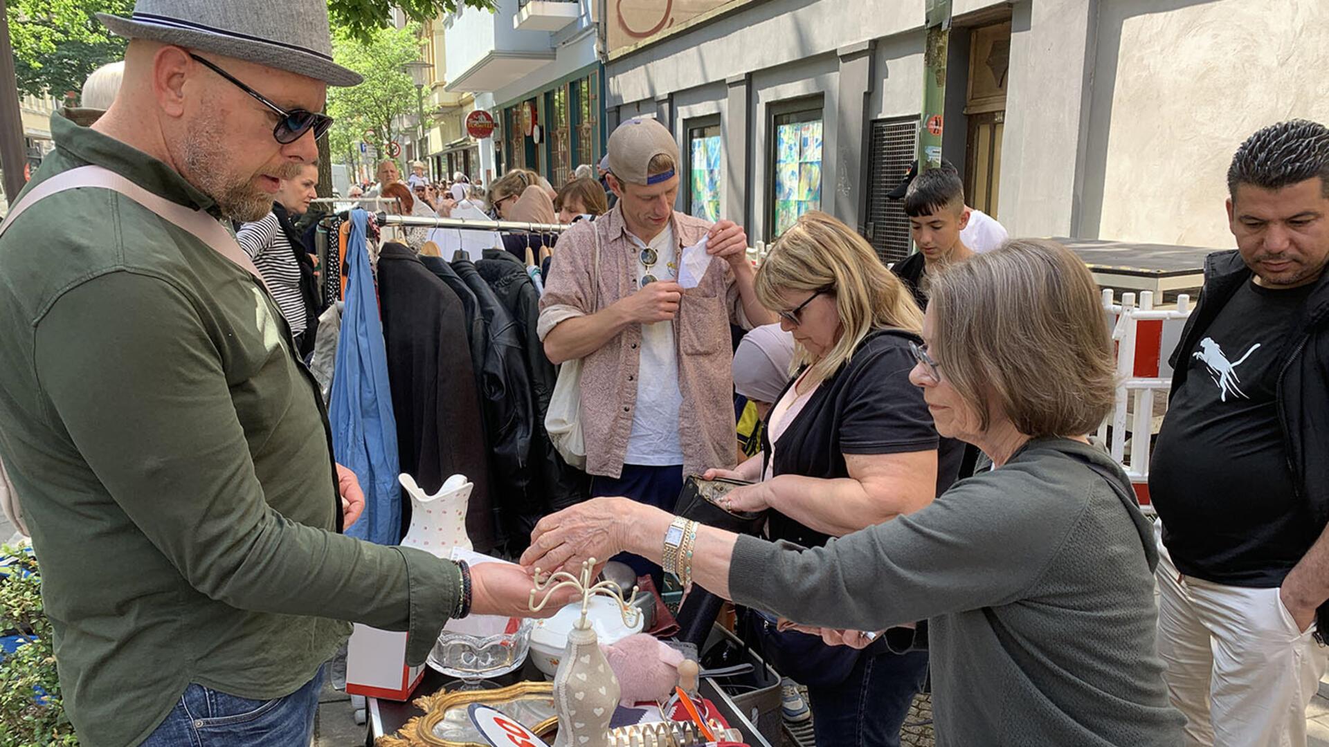 Flohmarkt. Beim Anwohnerflohmarkt in der „Alten Bürger“ laden Stände und Musik zum Stöbern und Verweilen ein.