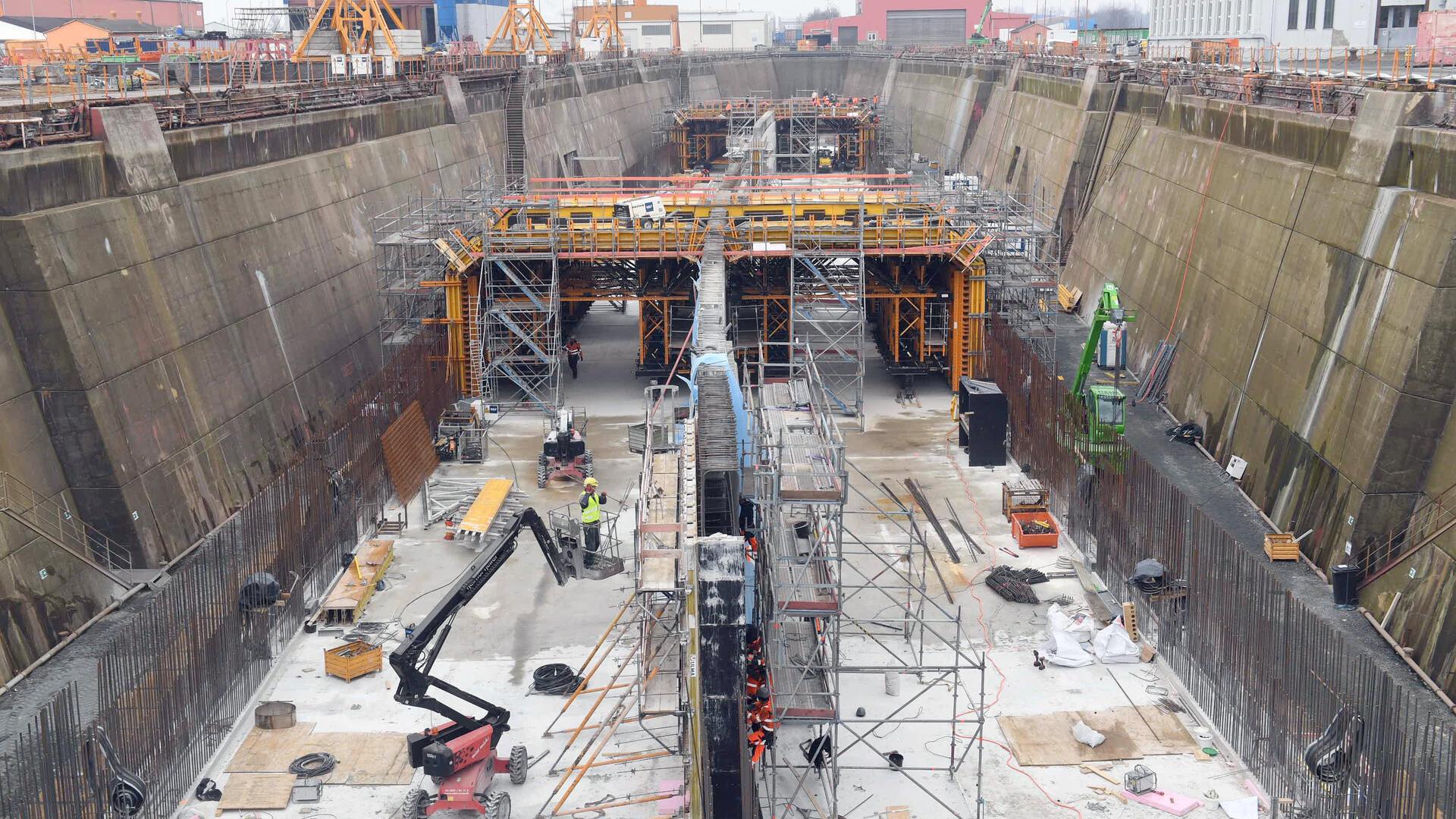 Blick auf eine Baustelle in einem Dock. 