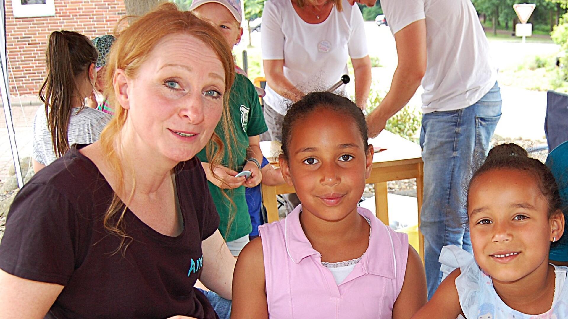 Beim Bilder malen unter dem Sonnendach ließ es sich auch bei Hitze aushalten: Andrea, Zuri und Nia (von links) hatten Spaß beim Kinder- und Familienfest „Little motion“.