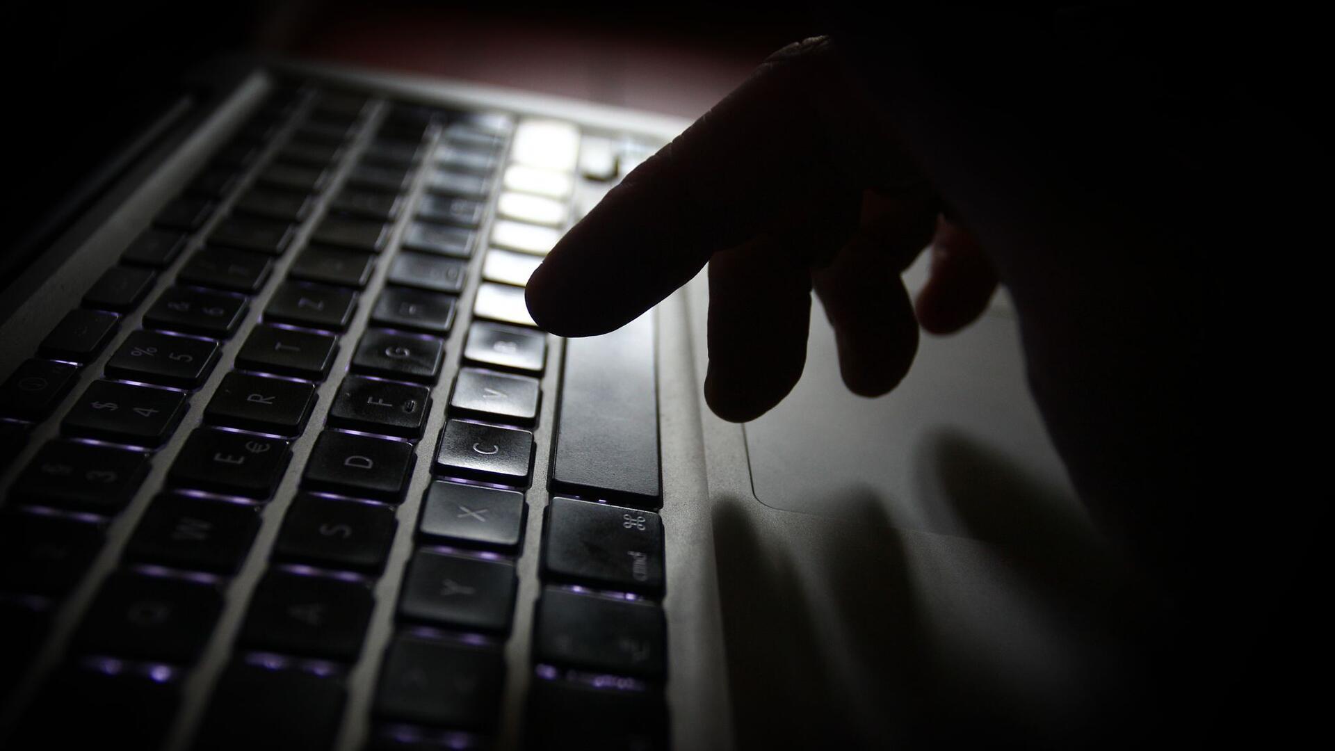 Ein Mann bedient einen Laptop. Beim Digitaltag in der Stadtbibliothek Bremerhaven können sich Besucher über digitale Angebote, Geräte und Hilfen informieren. Eine zentrale Rolle spielt auch die Internetsicherheit.