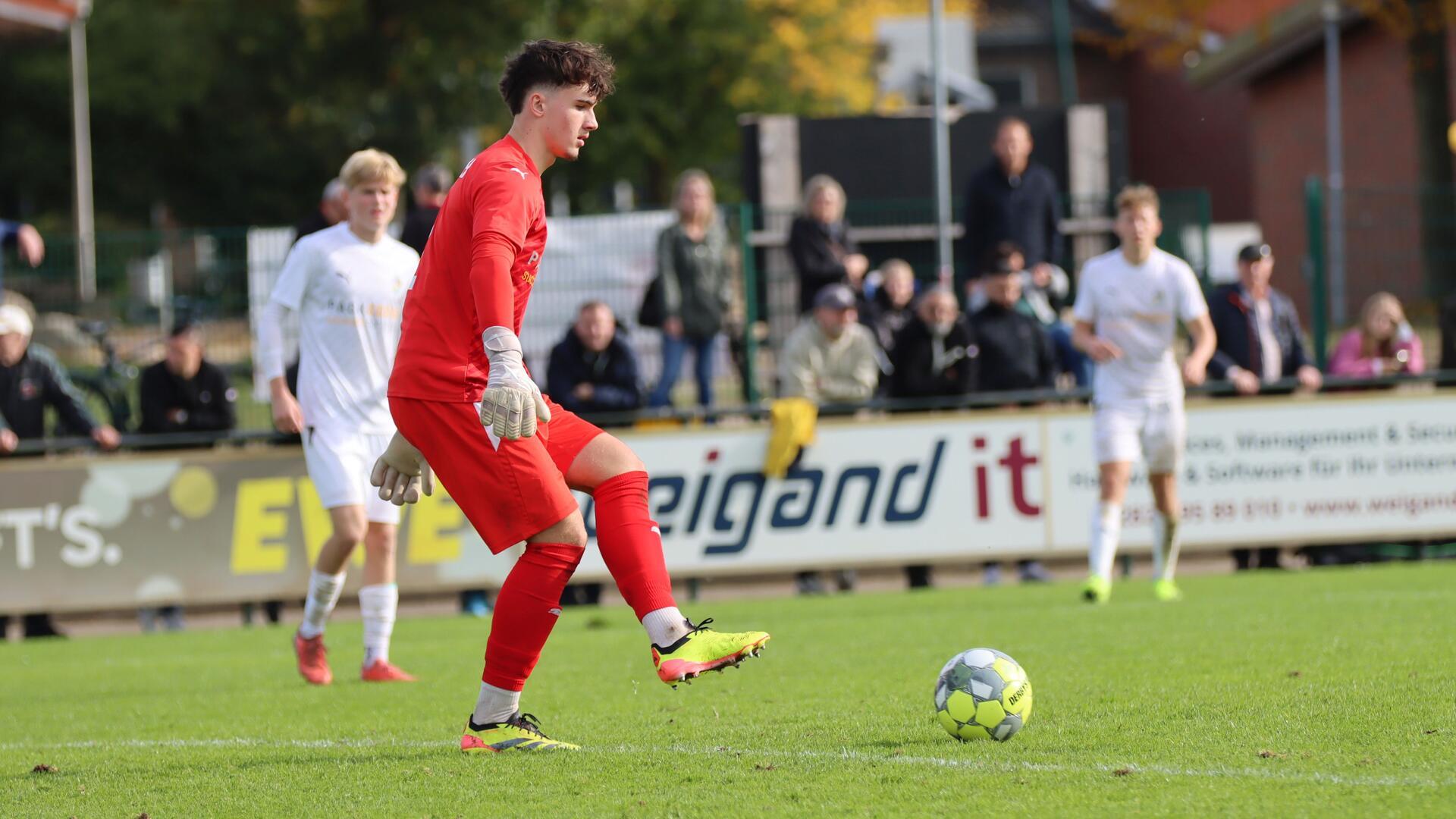 Beim Elfmeterschießen in Ramelsloh hielt JFV-Keeper Laurin Peschlow den entscheidenden Ball fest.