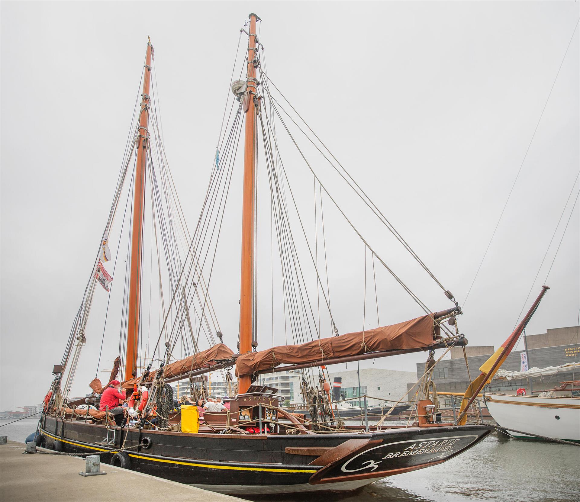 Der Kutter "Astarte" liegt vor Anker. Beim Format „Open Gilde“ lädt die Schiffergilde Bremerhaven zum Blick hinter die Kulissen – inklusive Besuch an Bord des Finkenwerder Kutters "Astarte".