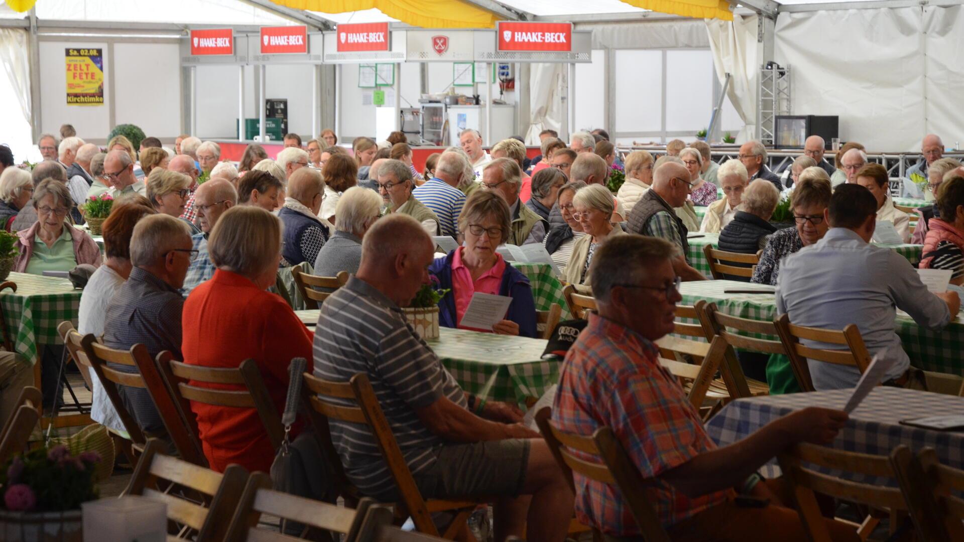 Beim Gottesdienst auf der Tarmstedter Ausstellung singen die Besucher laut die Lieder mit und unterstützen den Posaunenchor.