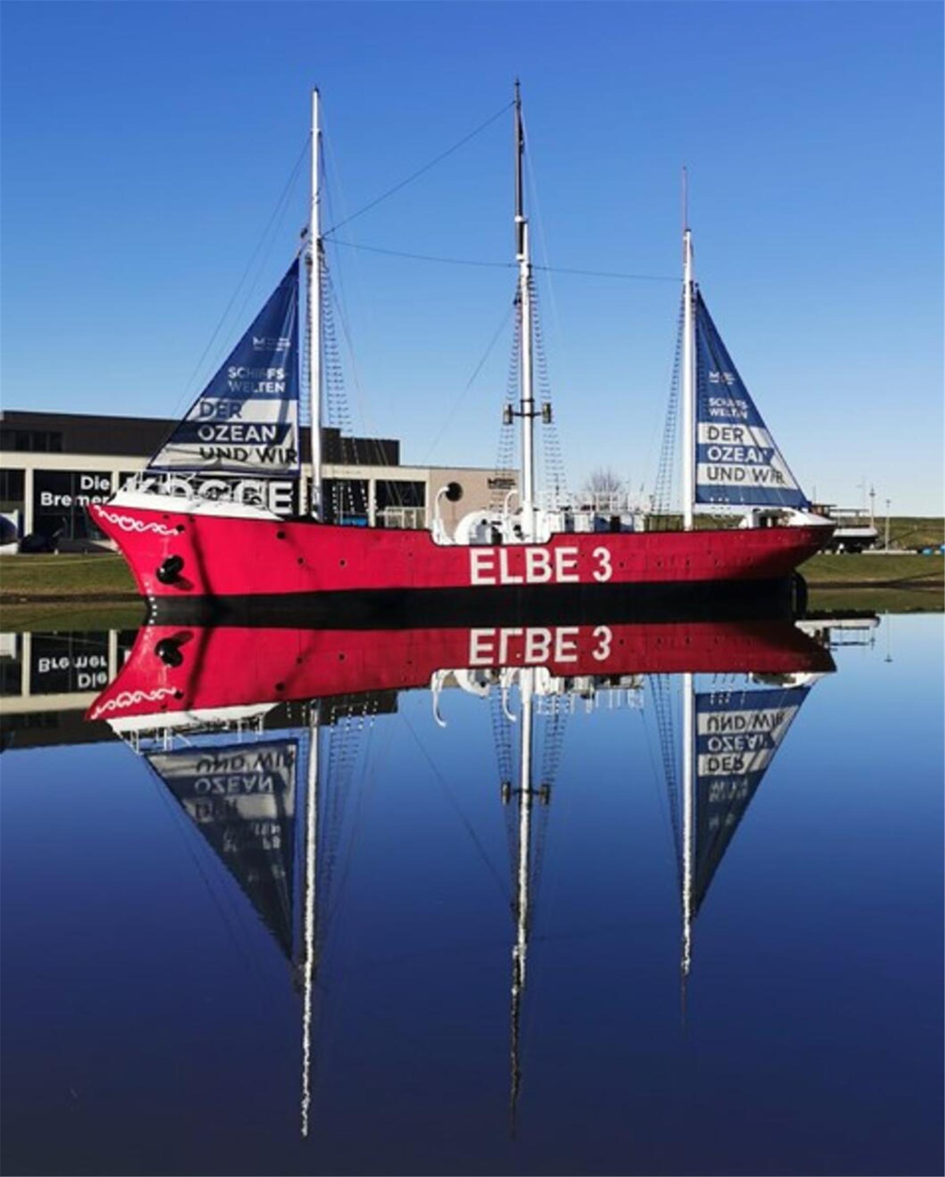 Ein rotes Schiff in einem Hafen. Beim Museumstag im DSM gibt es viel zu entdecken - unter anderem die „Elbe 3“.