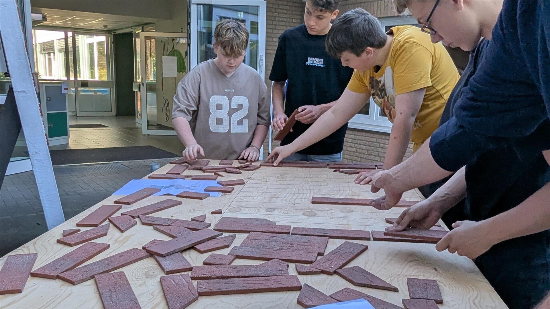 Beim Puzzle mit Klinkersteinen ist auch Köpfchen gefragt. Die Firma Riepshoff Bau demonstrierte dies an ihrem Stand.