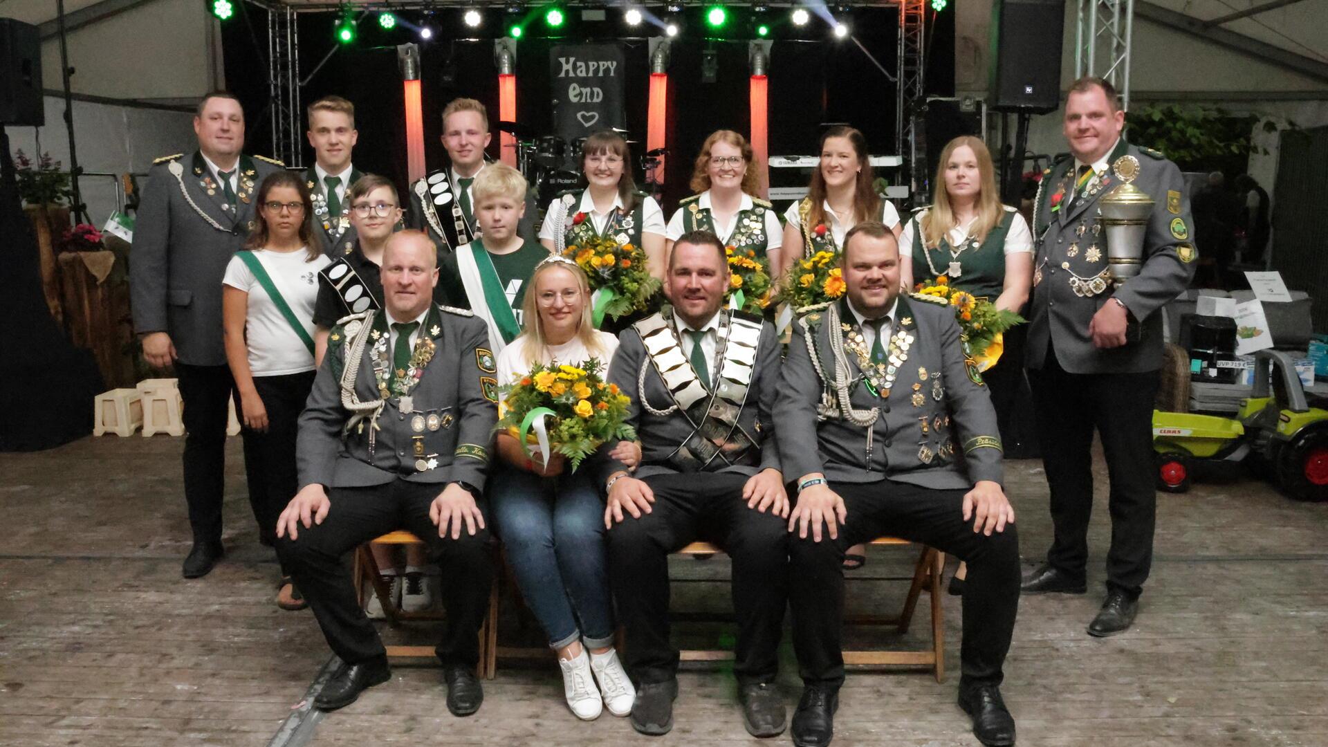 Beim Schützenfest in Boitzen wurde Malte Augustin zum neuen König gekrönt. An seiner Seite stehen Rica Harms sowie ein neu formiertes Königshaus. Das sind die neuen Würdenträger.  Erste Reihe vl: Mario Klindworth, Rica Harms, Malte Augustin und Marco Augustin (erste Reihe, von links) sowie Rieke Beneke, Neo Steingröver und Lennard Müller (zweite Reihe, von links) sowie Eike Postels, Mika Klindworth, Jonas Klindworth, Vivien Fischer, Kerstin Harms,Andrea Marten, Carina Ulrich und Markus Kruse (dr