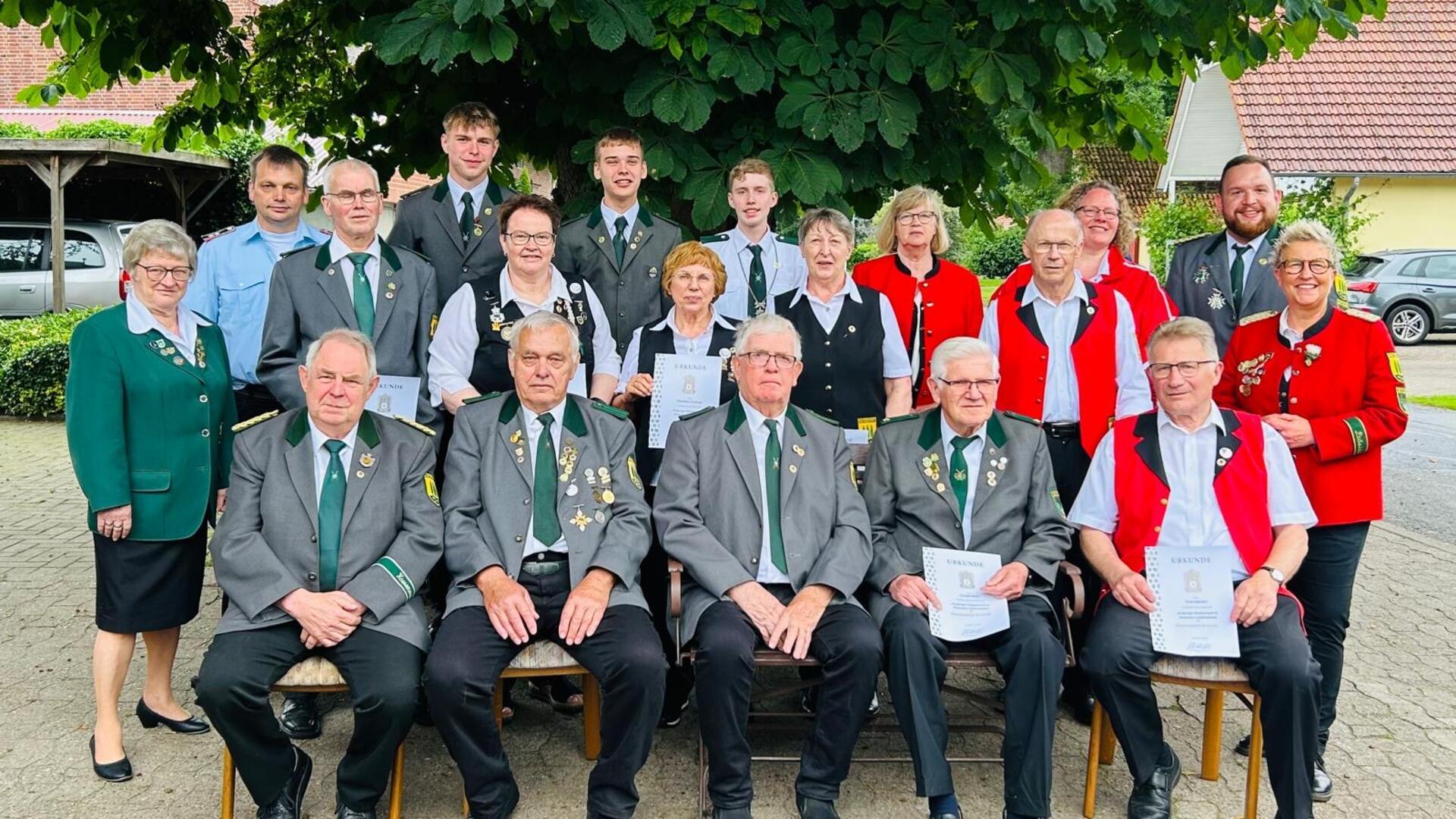 Langjährige Mitglieder des Schützenvereins Hesedorf beim Schützenfest in Hesedorf.
