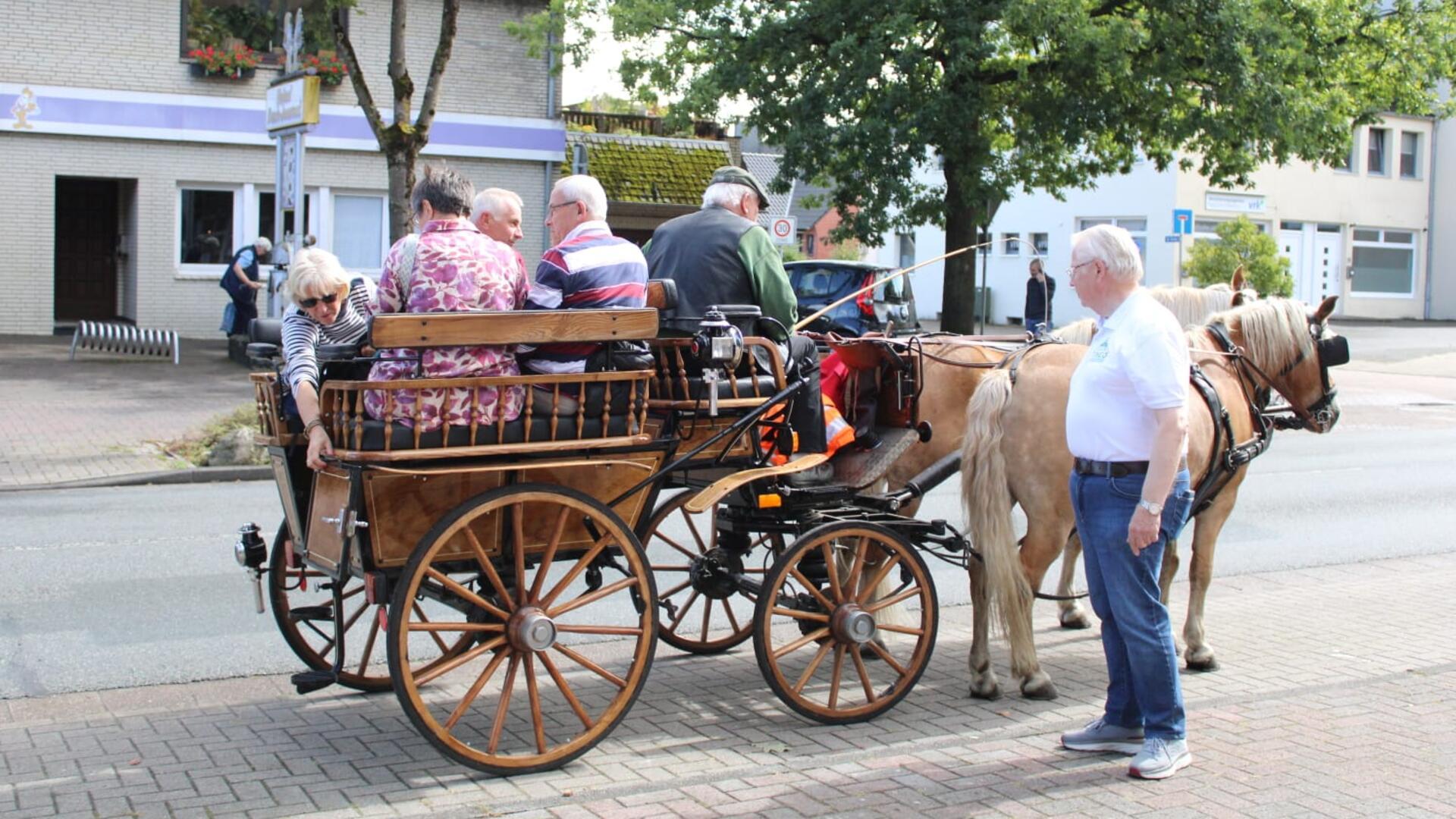Beim Sommerfest zum 75-jährigen Bestehen bot der Ortsteilverein „Club Tingo“ seinen Mitgliedern auch Kutschfahrten durch Engeo an.