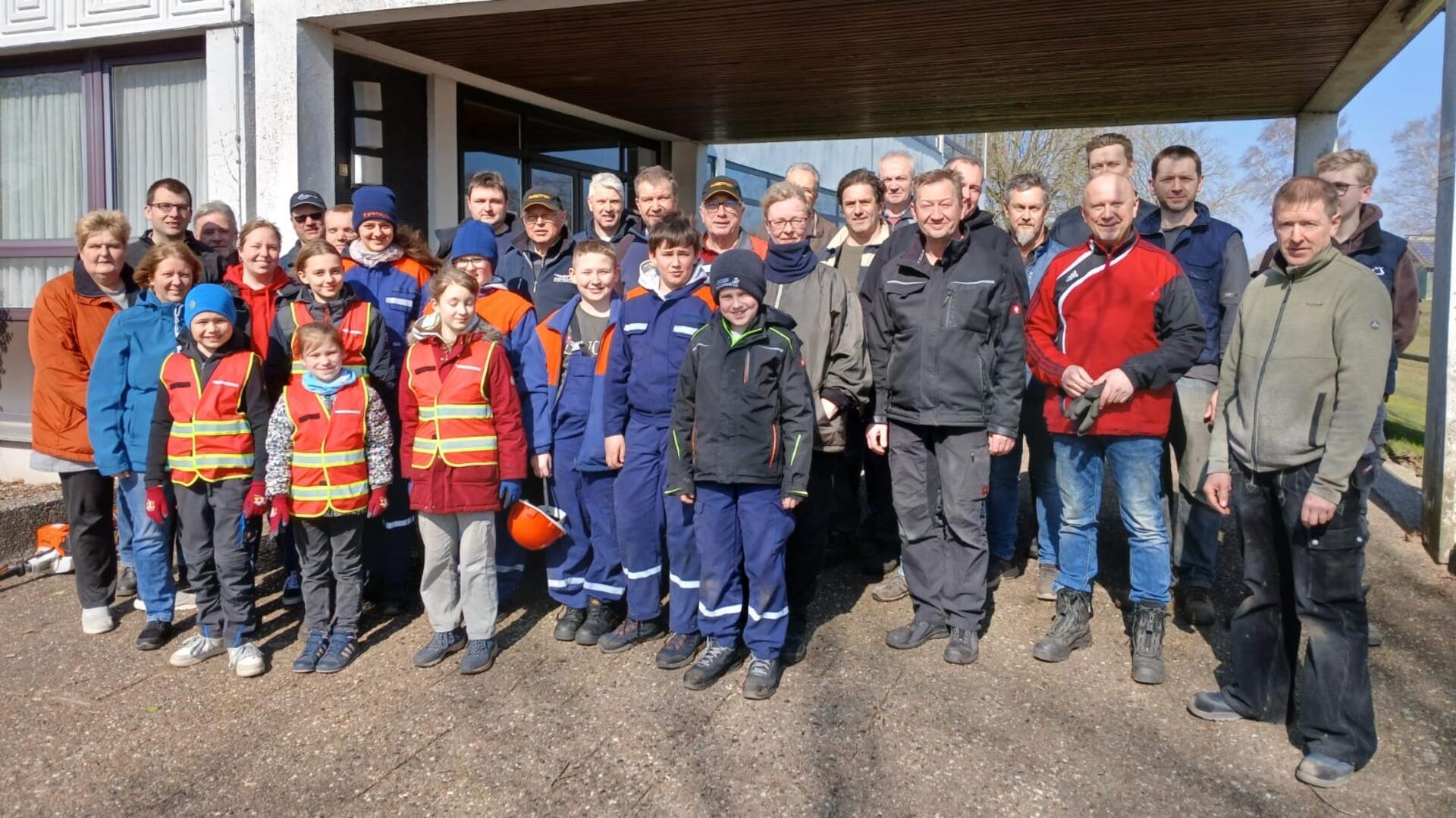 Beim Tag der Landschaftspflege in Iselersheim haben zahlreiche Bürgerinnen und Bürger fleißig mitangepackt, um das Areal rund um die ehemalige Grundschule aufzuhübschen. 