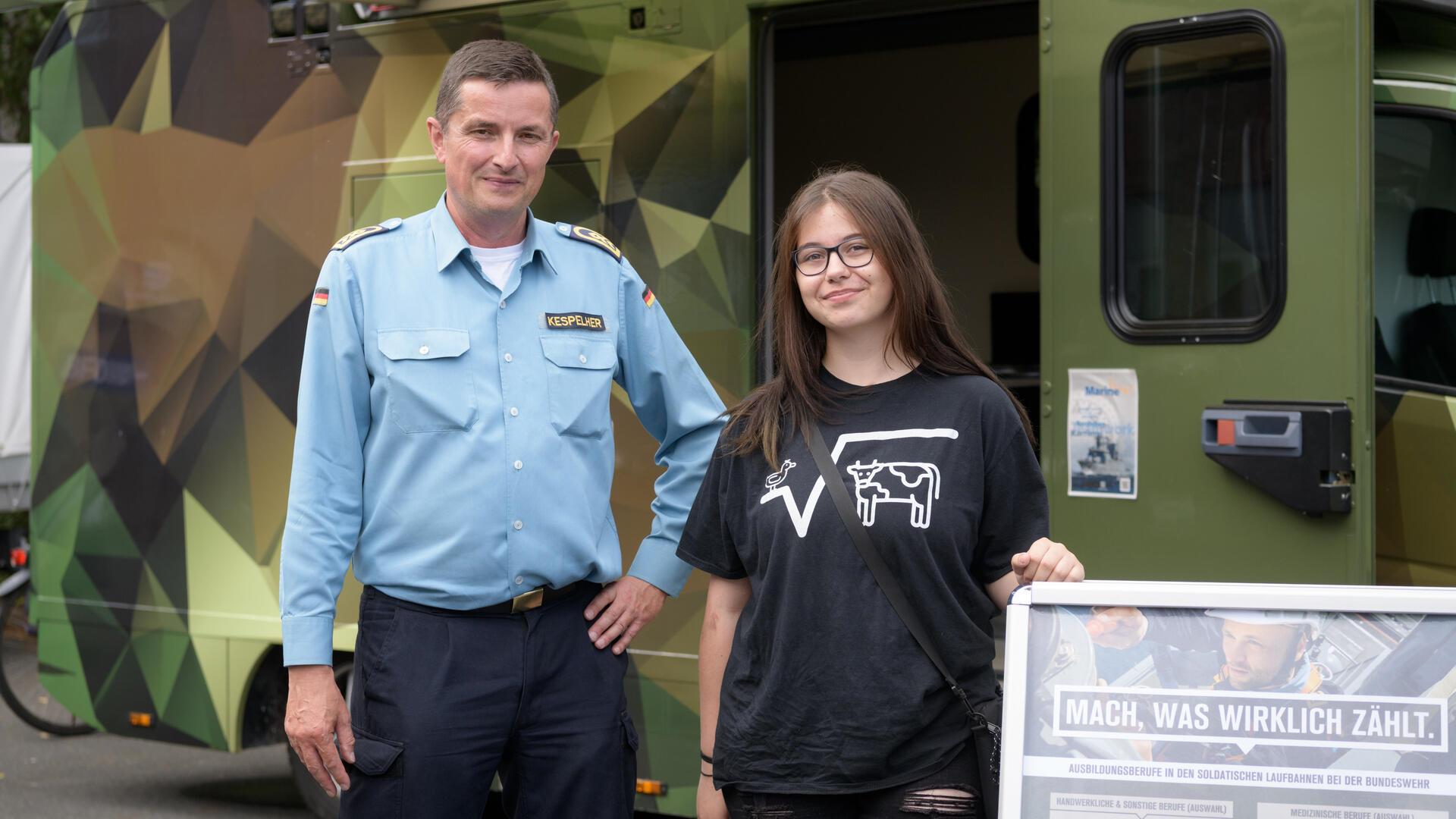 Beim Tag der offenen Marineschule erfährt Karriereberater Ralph Kespelher, dass seine ehemalige Praktikantin Sara aus Bremerhaven als Offiziersanwärterin angenommen wurde. 