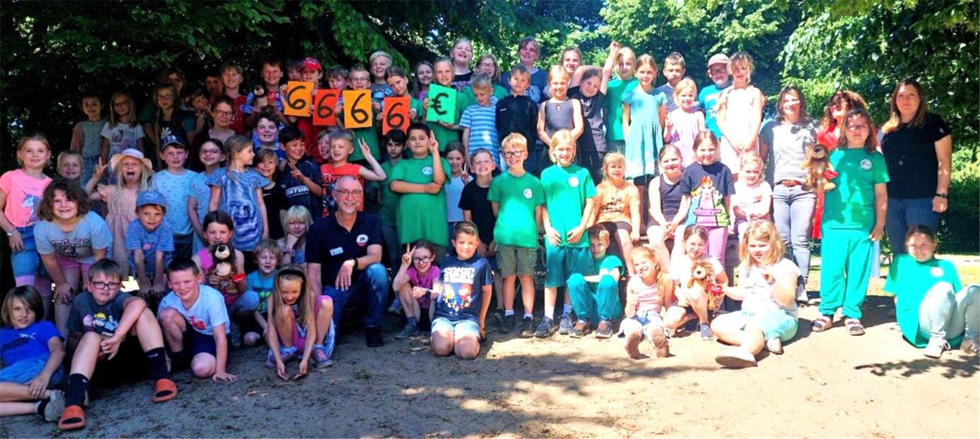 Beim diesjährigen Sponsorenlauf der Grundschule Ebersdorf-Alfstedt kamen 6.666 Euro zusammen, die zu gleichen Teilen dem Förderverein der Grundschule Ebersdorf-Alfstedt sowie dem Kinderhospiz Löwenherz in Syke zugute kamen. 