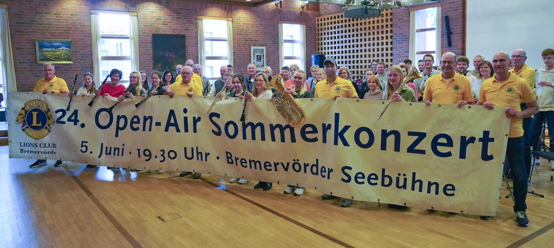 Beim jüngsten Probeabend der Bremervörder Stadtkapelle im Rathaussaal statten einige Mitglieder des Bremervörder Lions Clubs den Musikerinnen und Musikern einen Besuch für ein gemeinsames Foto ab.