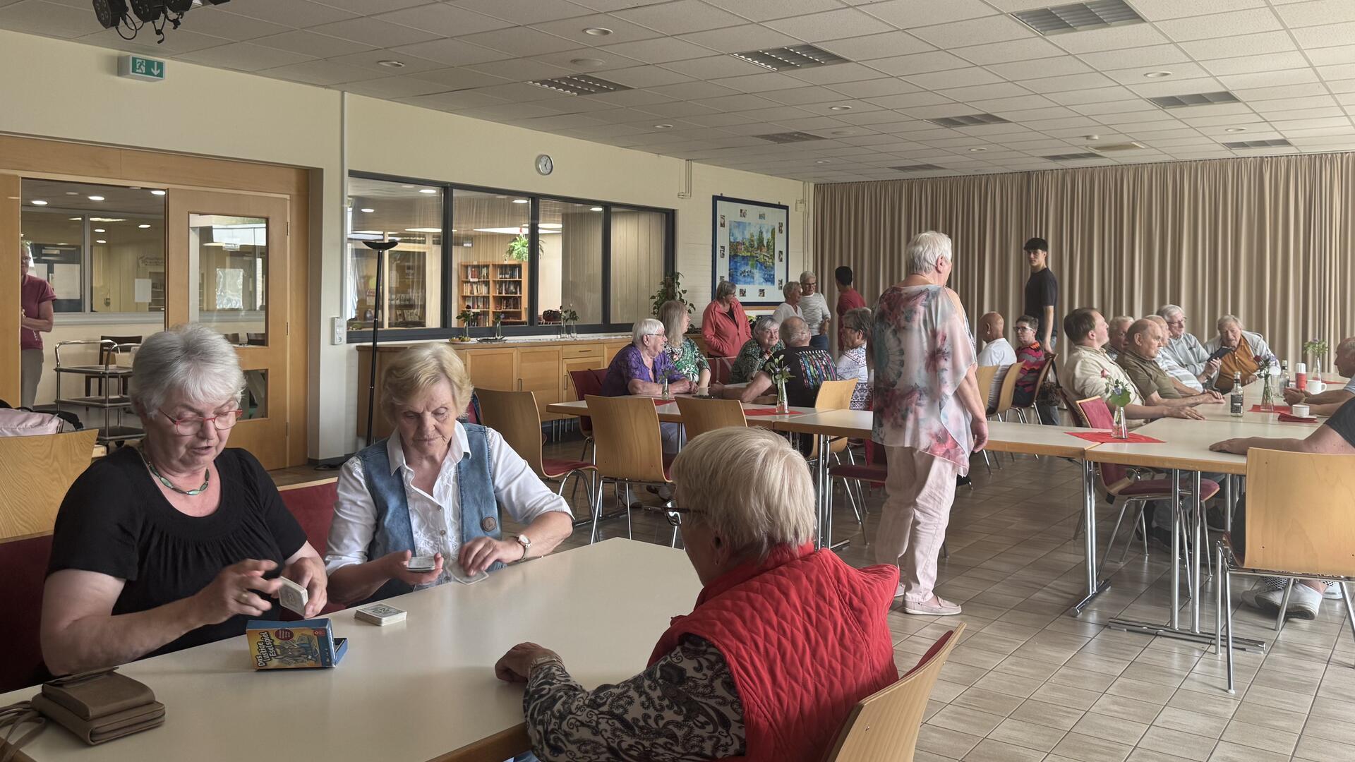 Beim offenen Wohnzimmer im Mehrgenerationenhaus Zeven ist immer was los, hier treffen sich Menschen aller Altersgruppen.