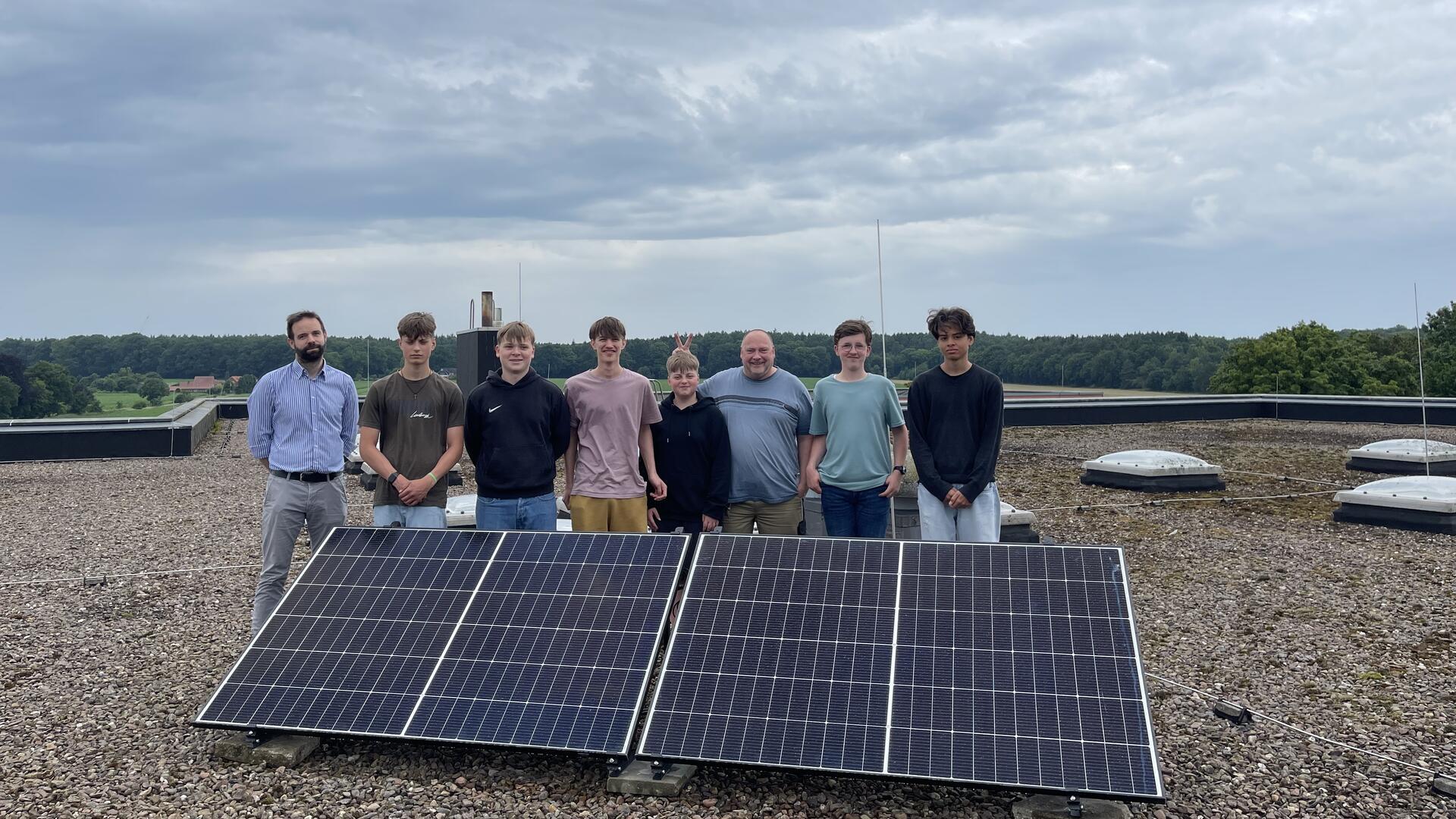 Beispiele für nachhaltige Investitionen ist der Aufbau je eines Balkonkraftwerkes zur Produktion von eigenem Solarstrom auf den Dächern beider Schulgebäude.