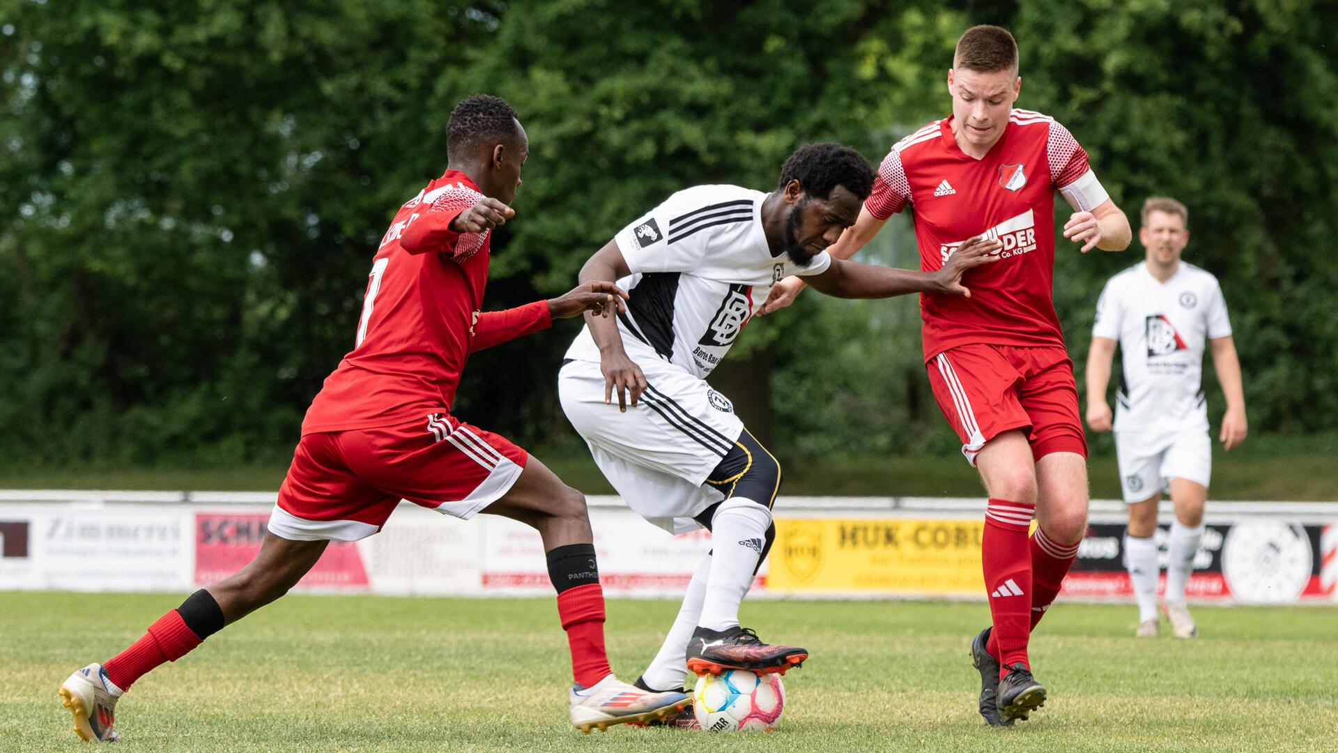 Ben Ally Shabani behauptet hier im Spiel gegen Meister Selsingen den Ball gegen Yousif Ramadan Musa und Marek Schotman. Mit elf Treffern ist er der mit Abstand beste Torschütze des TuS Zeven.