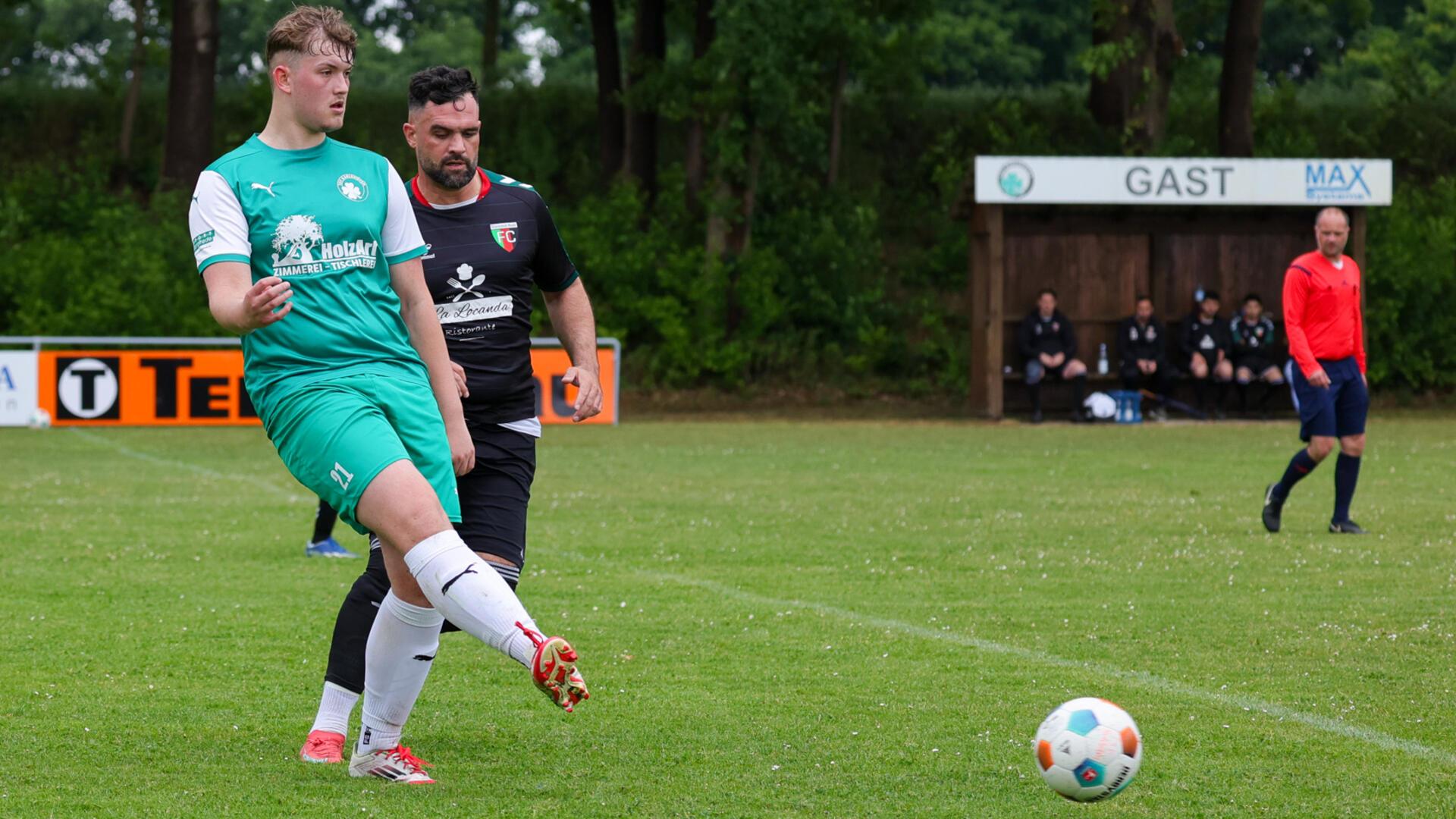 Benjamin Böttjer (vorn) holte mit dem TSV Karlshöfen II im Heimspiel gegen den FC Ostereistedt/Rhade II einen Punkt.