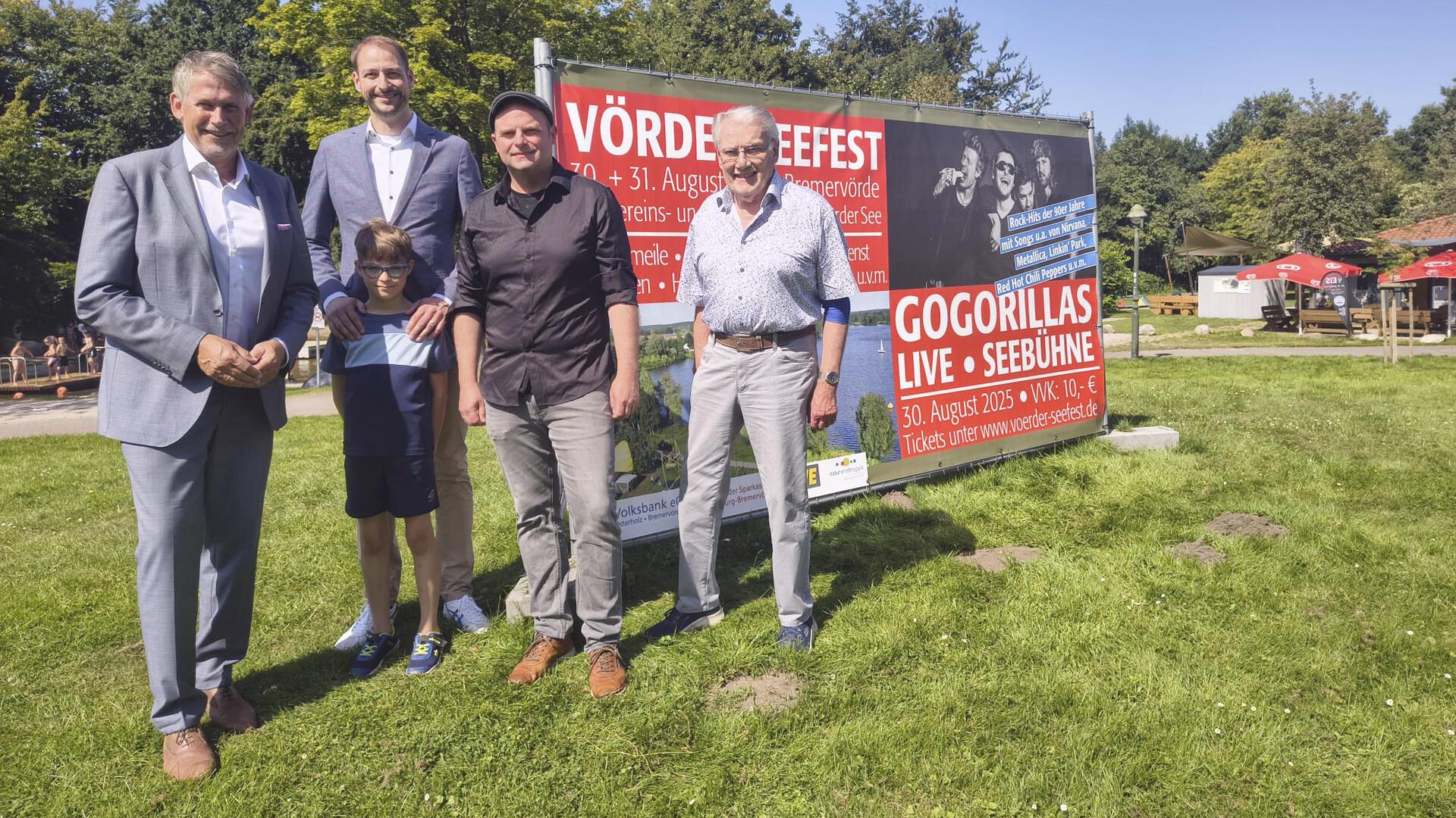 Benjamin Bünning (Zweiter von rechts) und Bremervördes Stellvertretender Bürgermeister Uwe Matthias (rechts) freuen sich auf das Vörder Seefest und bedanken sich bei allen Unterstützern. Hauptsponsoren sind auch in diesem Jahr die Sparkasse, vertreten durch Marco Tulodetzki (links) und die Volksbank, repräsentiert von Peter Müller in Begleitung seines Sohnes Bosse.