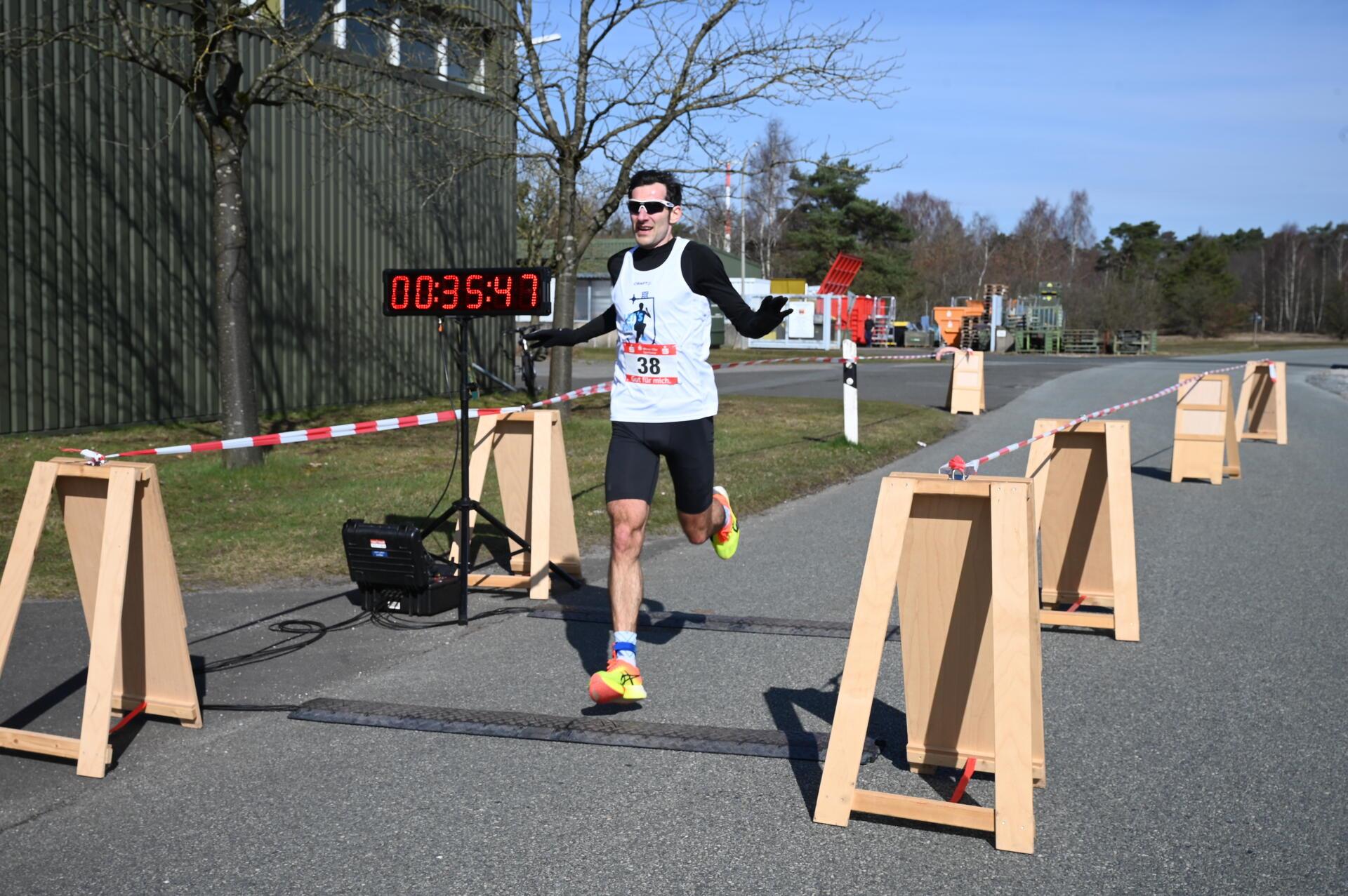 Benjamin Koç läuft als erster ins Ziel. 