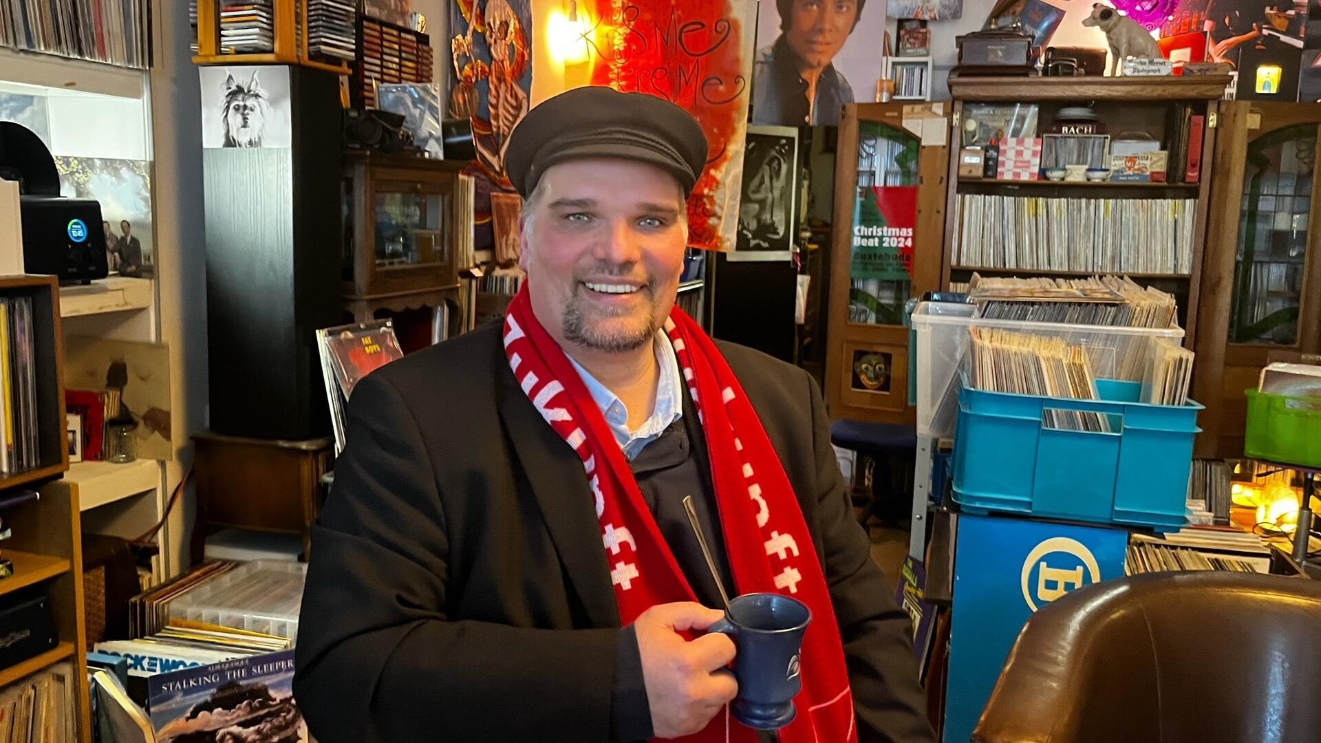 Benjamin Koch-Böhnke an einem seiner Lieblingsorte: in Jan Iso Jürgens Plattenladen „Isovinyl" in Buxtehude.