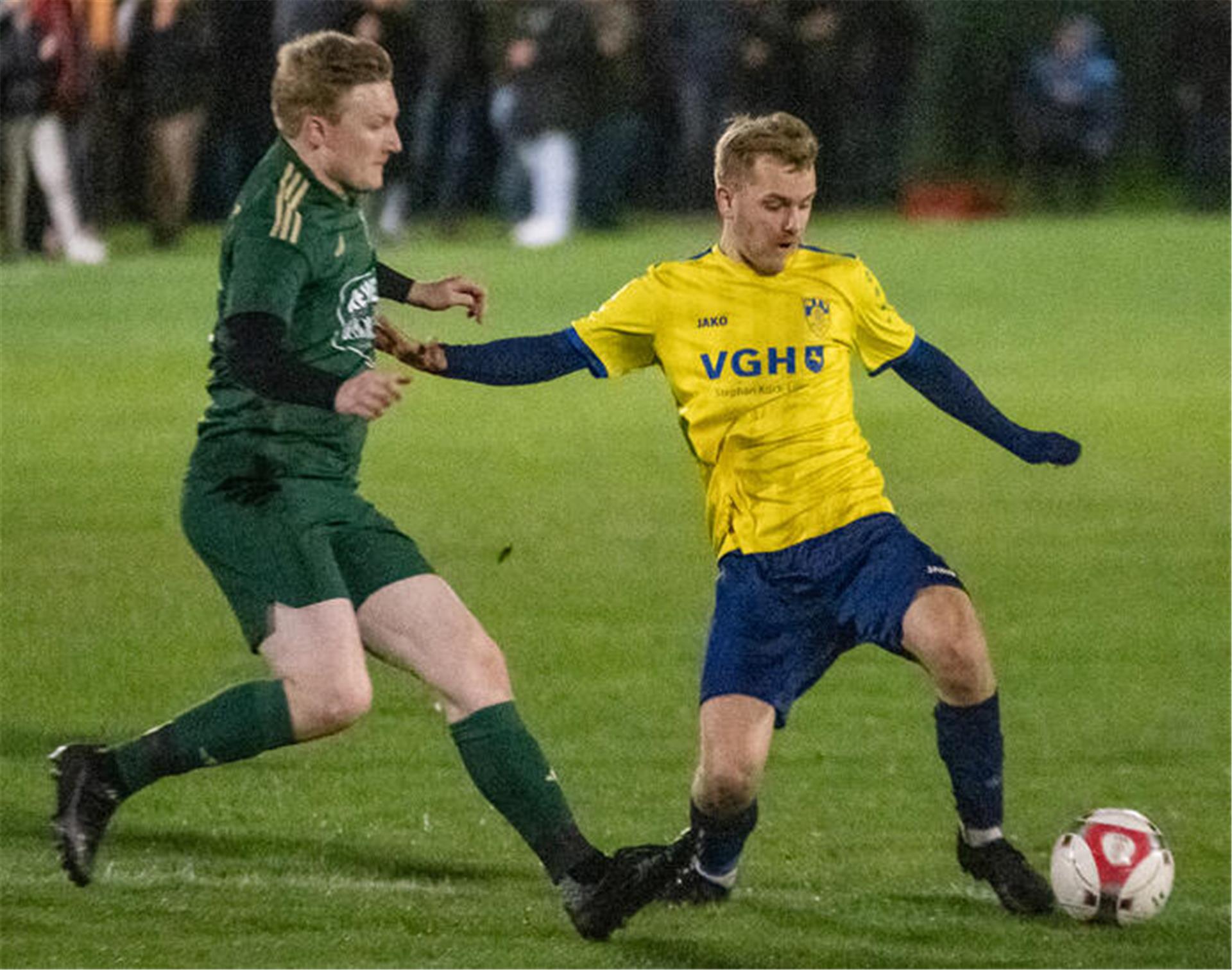 Derby-Abend mit vier Teams, zehn Toren und vielen Emotionen Bent-Niklas Otten (in Gelb) forderte die Tarmstedter Abwehr um Felix Möller immer wieder. Der Wilstedter Spielertrainer holte sich mit seinem Team den letzten Derbysieg gegen Tarmstedt.