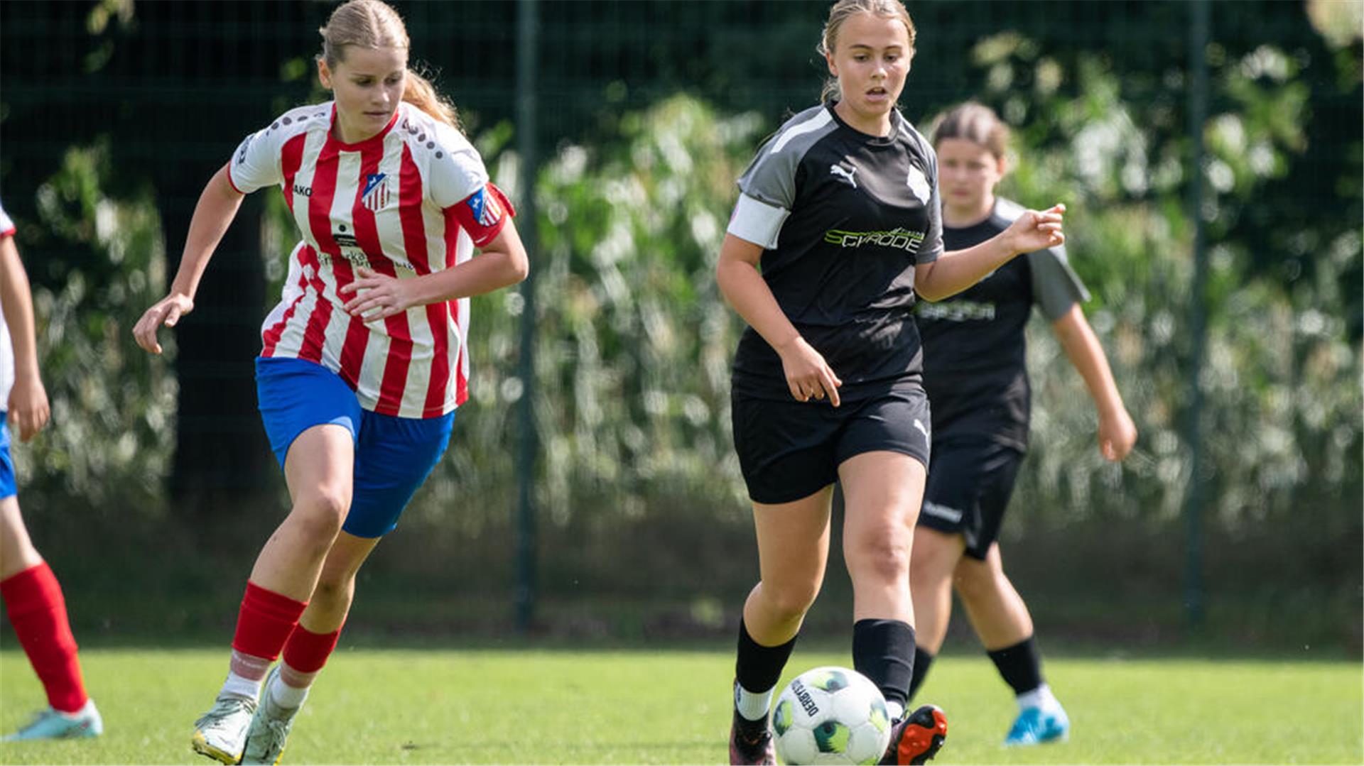 Bente Löhden (rechts) feierte mit ihren Teamkolleginnen vom JFV AOBHH in Otterndorf gegen Scharmbeckstotel ihren ersten Sieg in der Saison.