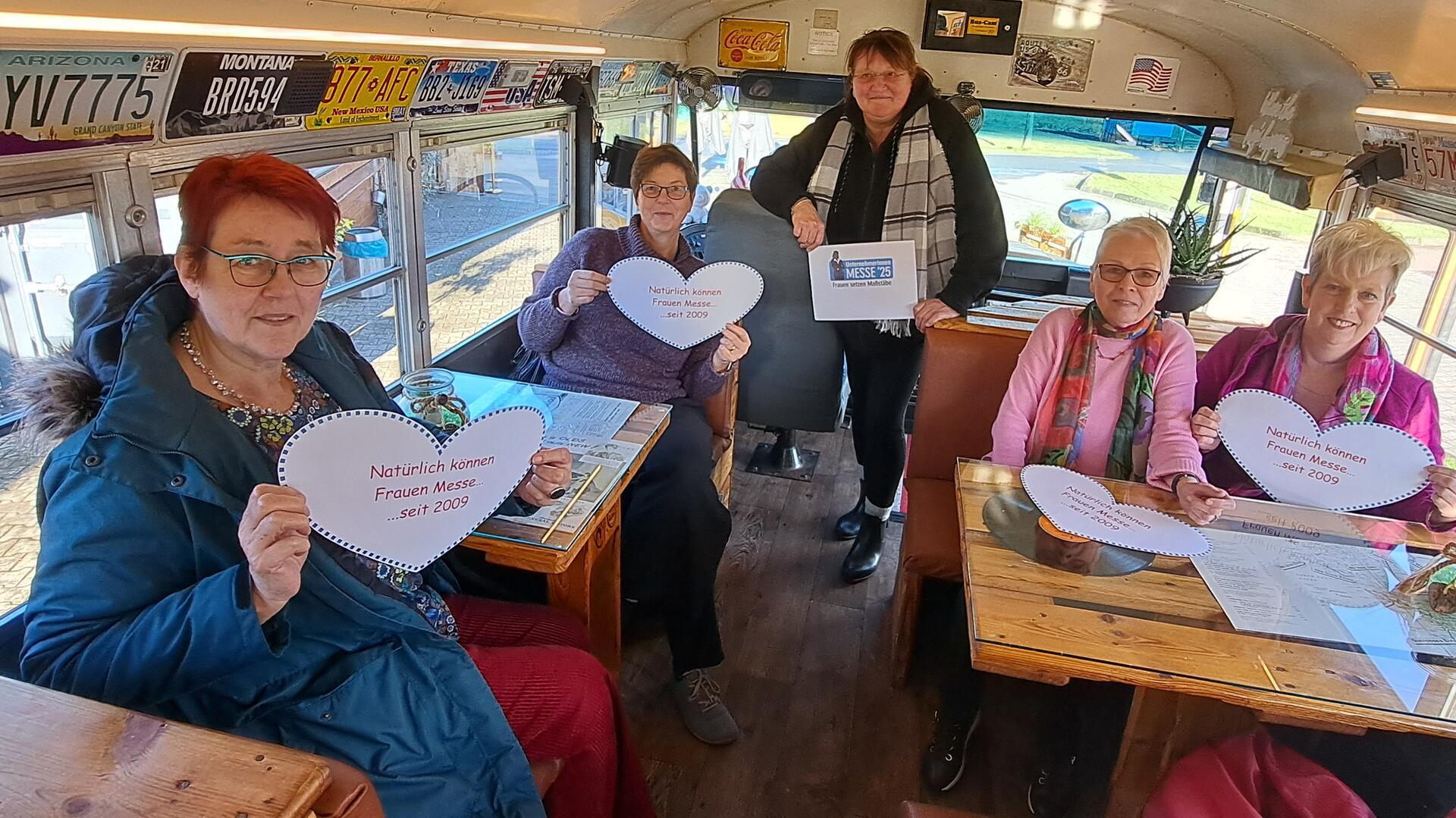 Bereiten die Unternehmerinnen-Messe vor: Petra Klipp (von links), Ina Viebrok-Hörmann, Doris Walleit, Evelyn Fromme und Rita Hogrewe im Restaurant des Imbisses Shack-Burger in Hagen, der in einem Schulbus untergebracht ist.