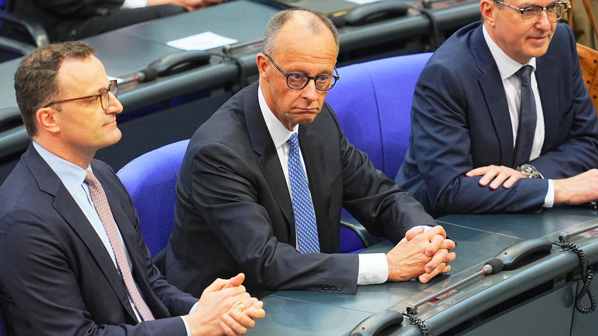 Berlin: Der neue Bundeskanzler Friedrich Merz (CDU, Mitte) hatte wenig Glück im ersten Wahlgang. Erst im zweiten Durchgang wurde er mit der notwendigen Mehrheit zum Kanzler gewählt.
