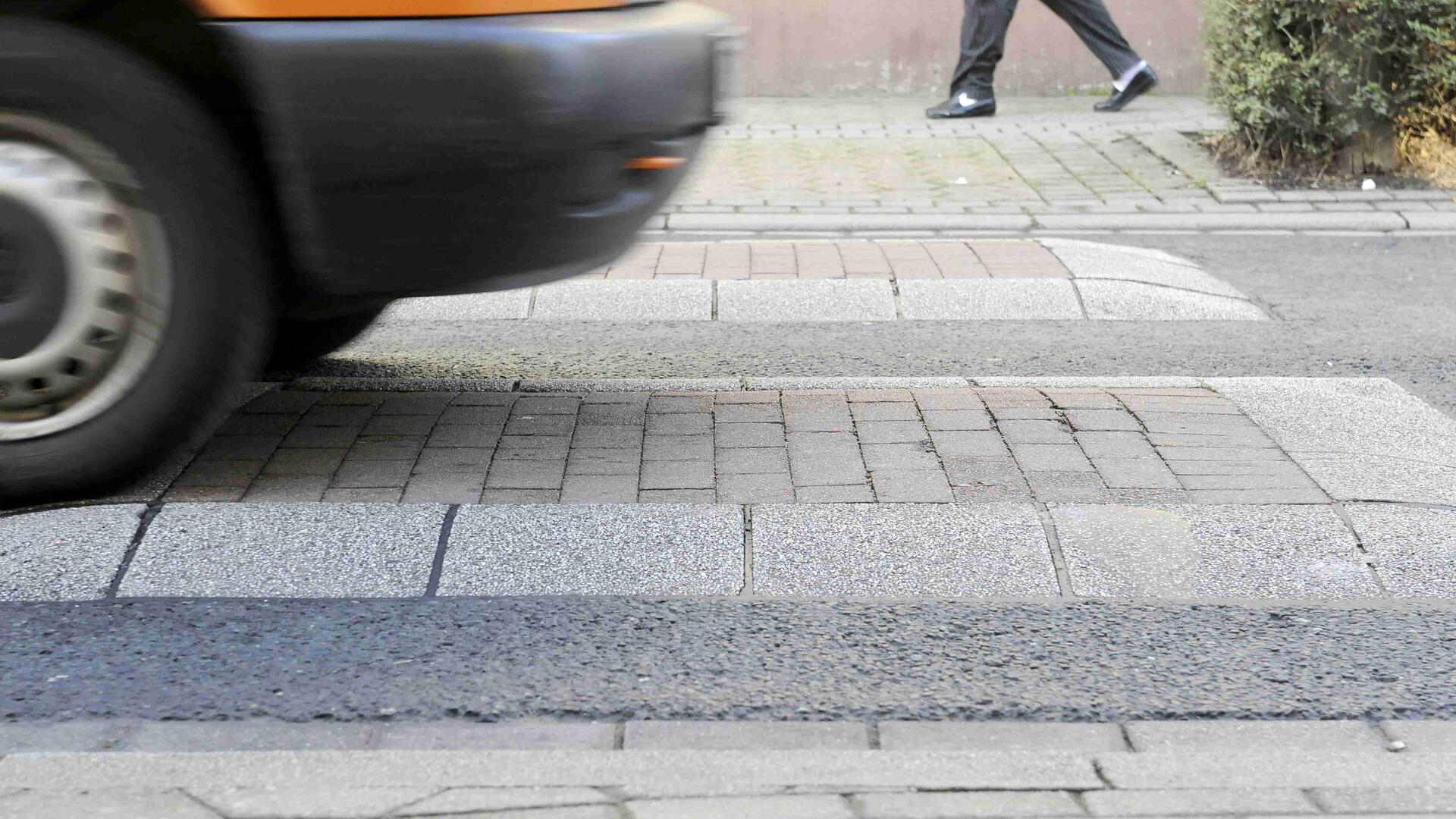 Berliner Kissen auf der Fahrbahn sollen die Verkehrs-Situation im Fischereihafen beruhigen.